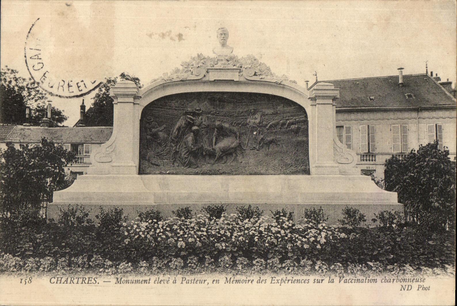 CPA Chartres Monument high has Pasteur in Memory of the Experiments on Carbonaceous Vaccination