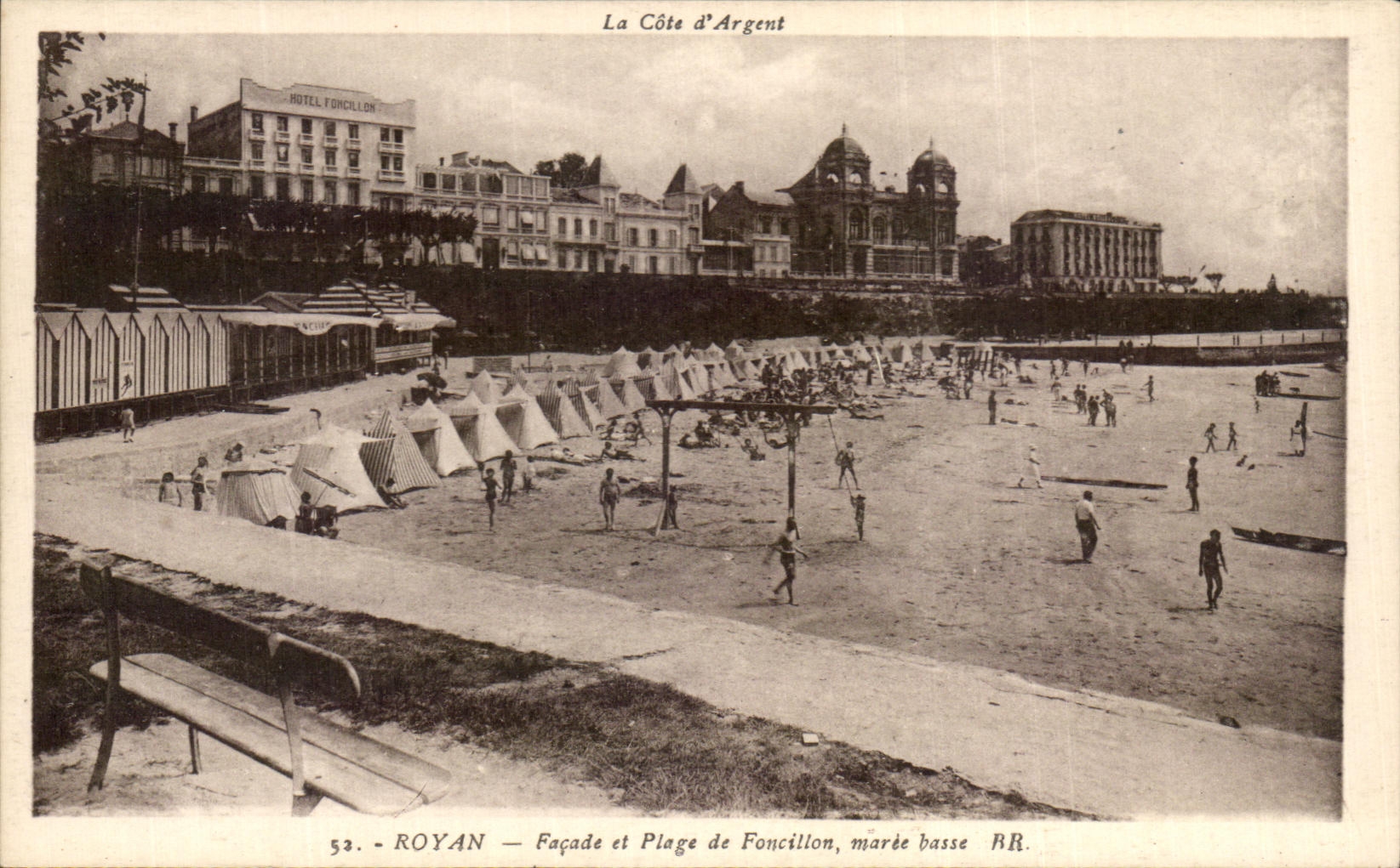 Ataque frontal de CPA Royan y Plage de la marea baja de Foncilion
