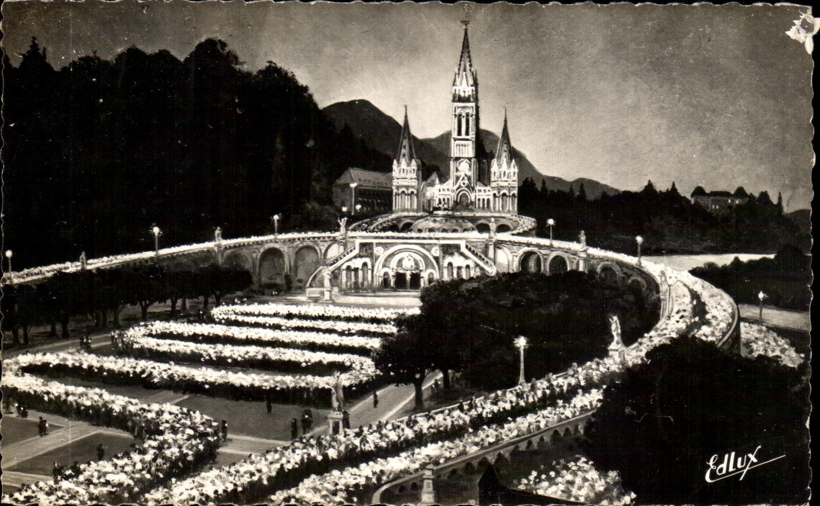 CPA Lourdes the Basilica illukminee