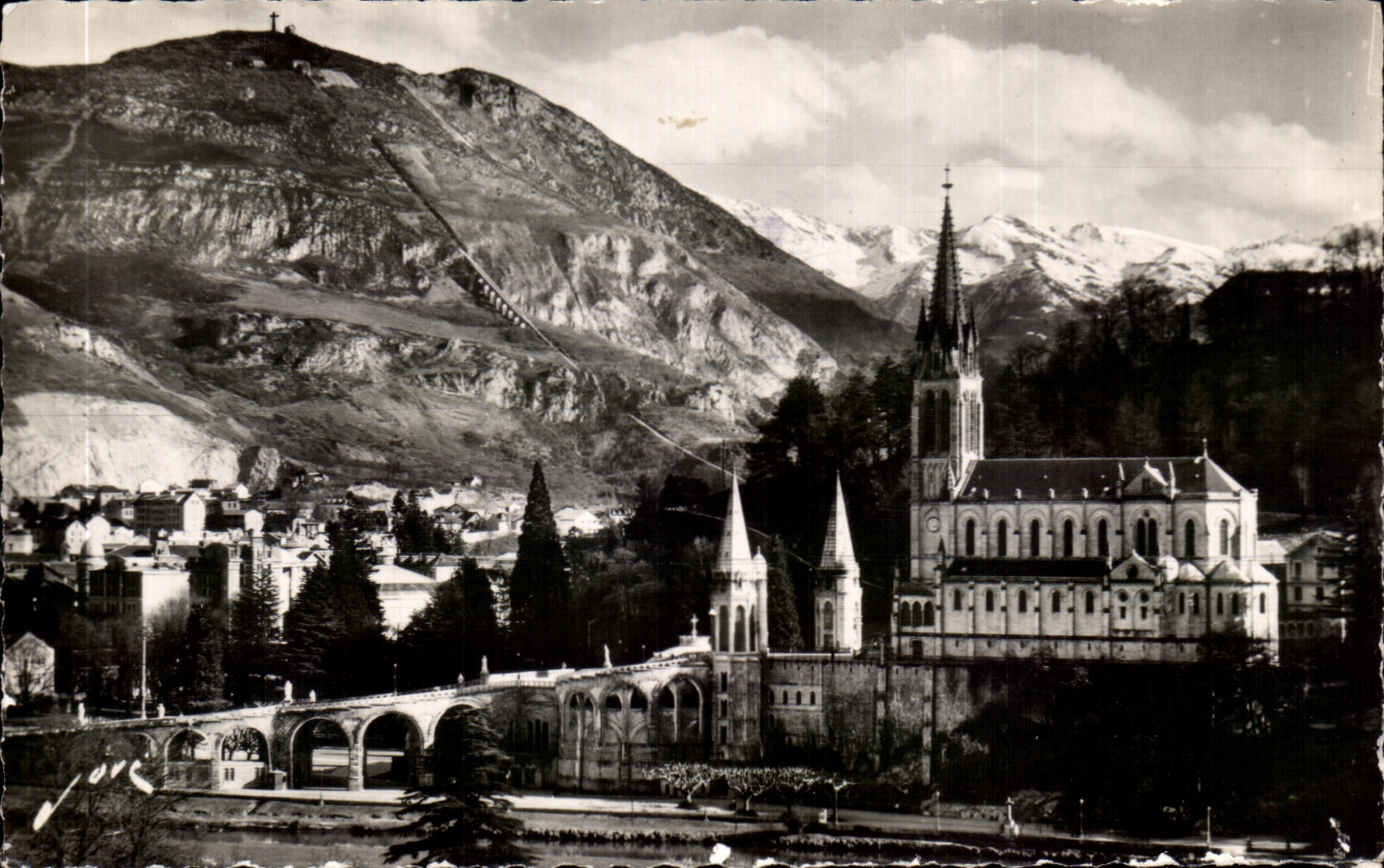 CPA Lourdes the basilica And the Pyrenees