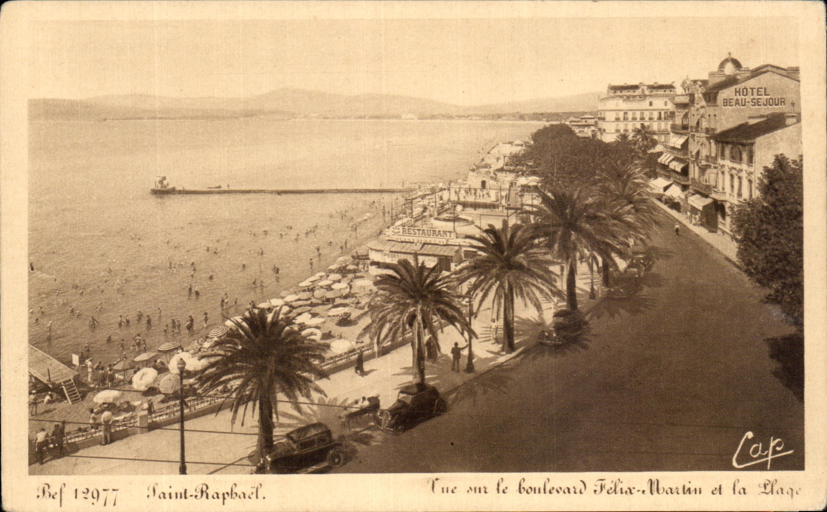 CPA Saint Raphael Seen on the boulevard Felix Martin and the beach