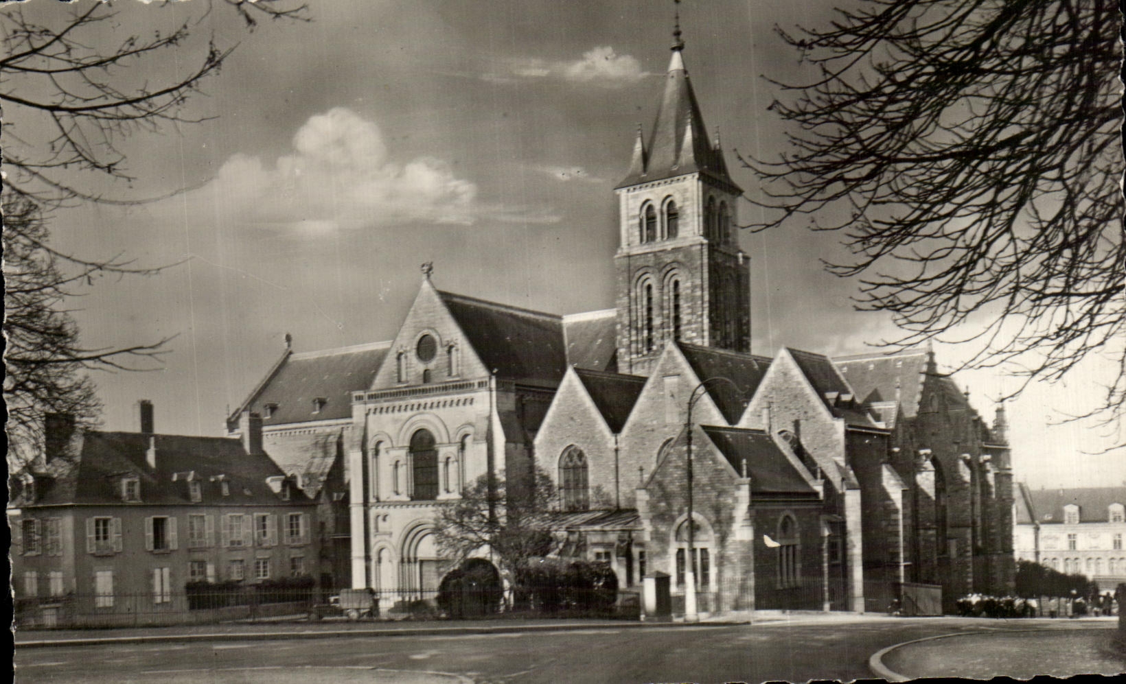 CPSM Laval la catedral