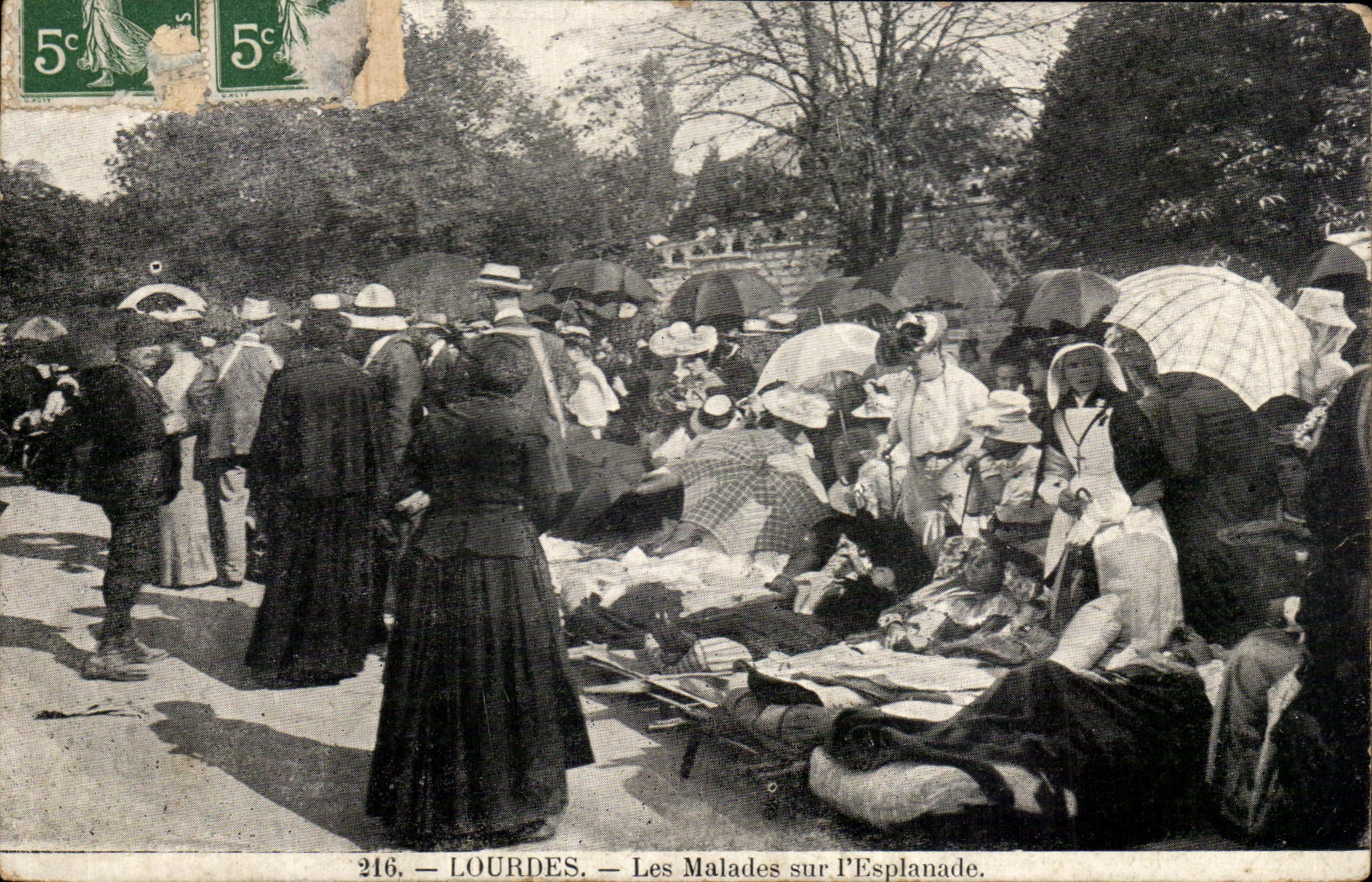 CPA Lourdes Patients on I' Esplanade