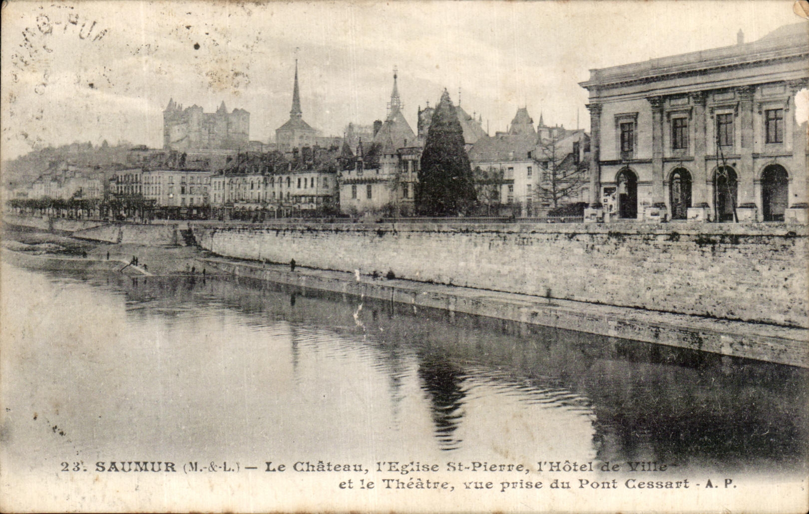 CPA Saumur Le Chateau L'Eglise St Pierre