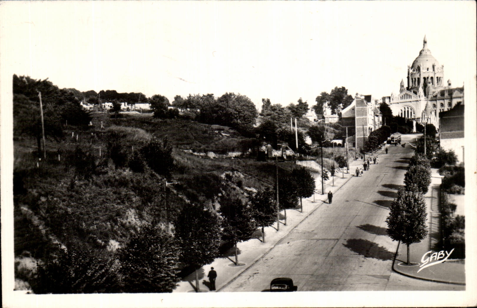 CPA Lisieux Avenue Of the Basilica And the Basilica