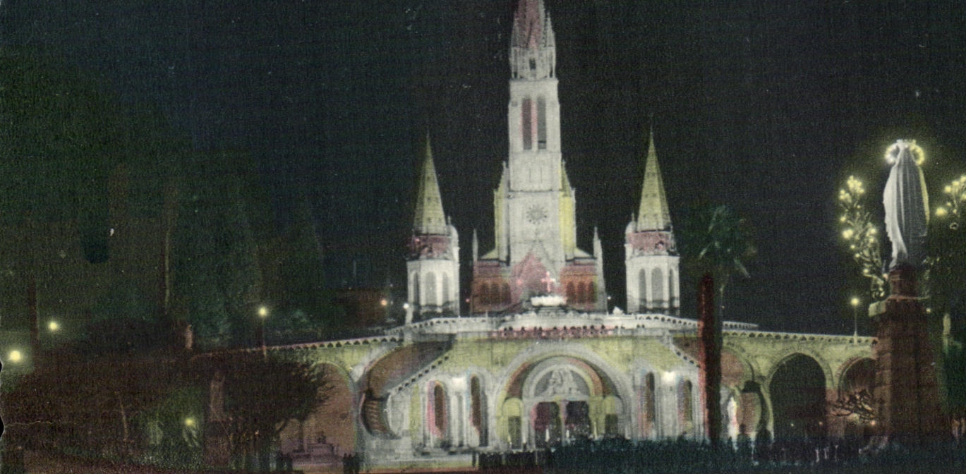 CPA Lourdes the Basilica and the Virgin couronnee illuminee