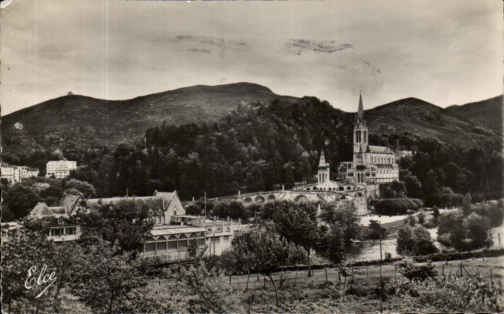 CPA Lourdes the Basilica of Lourdes and Beout