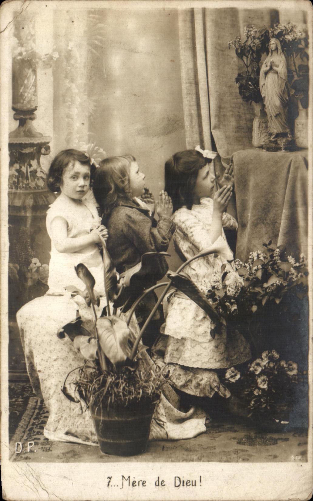 Madre de los ninos de la fantasia de CPA de dios