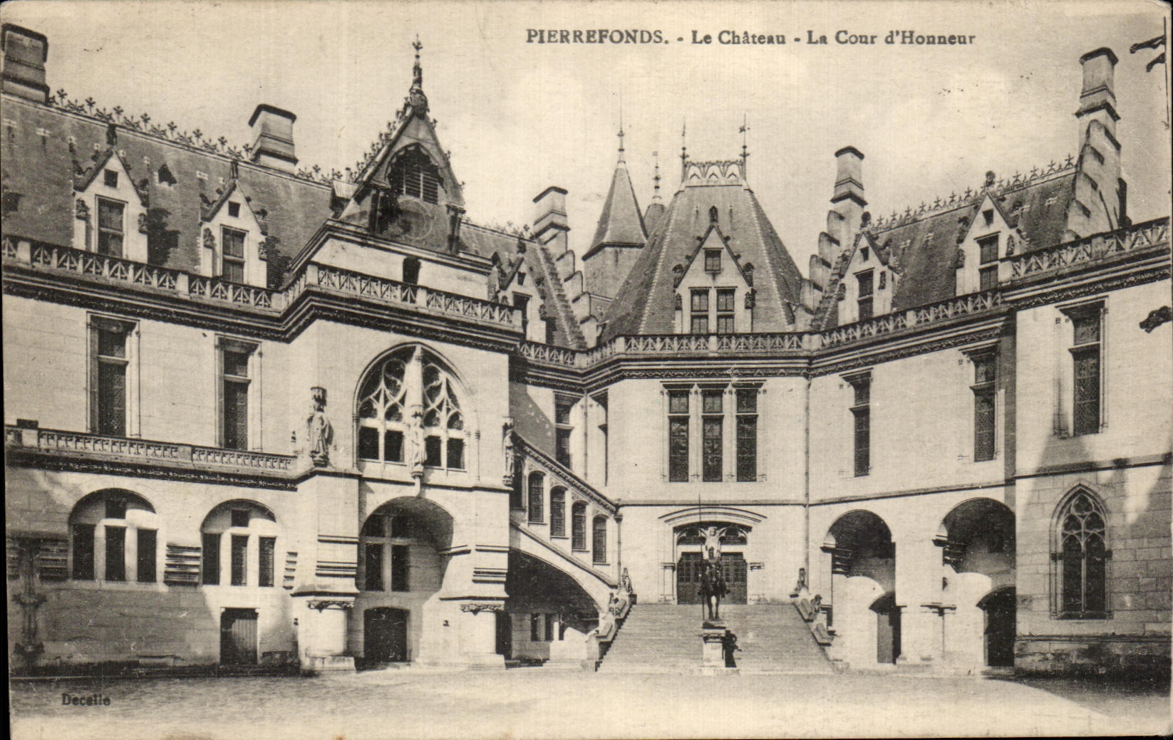 CPA Pierrefonds Le Chateau La Cour d'Honneur