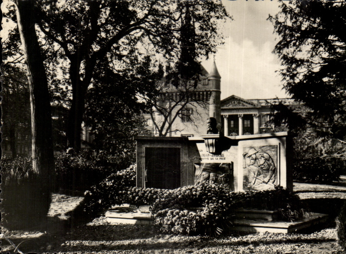 CPA Toulouse Jardin du Capitole Monument Jean Jaures