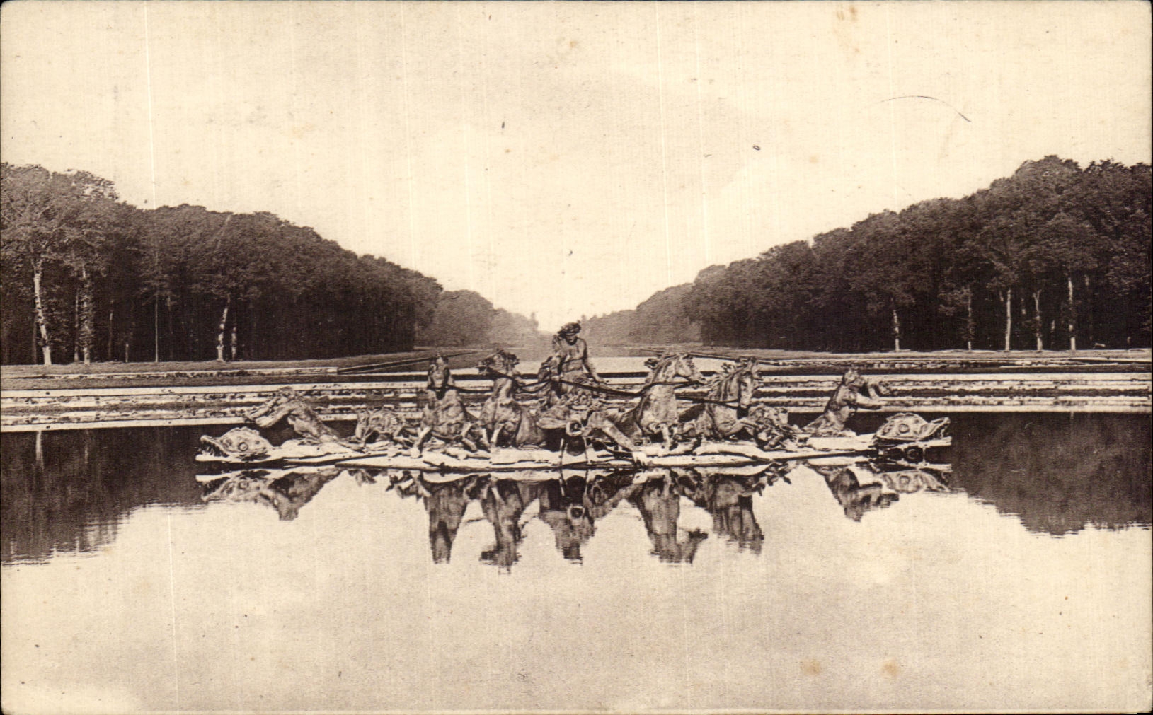 CPA Parc De Versailles Le Lassin d'Apollon et le canal 
