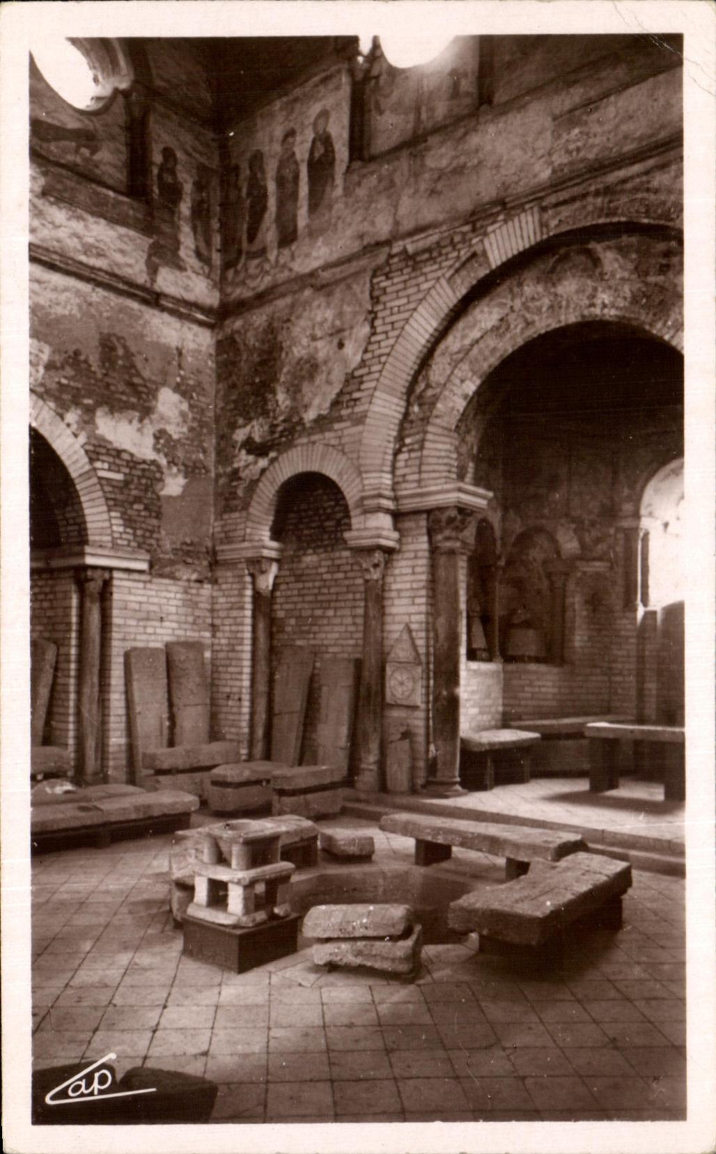 CPSM Interior Poitiers of Baptisere Saint Jean