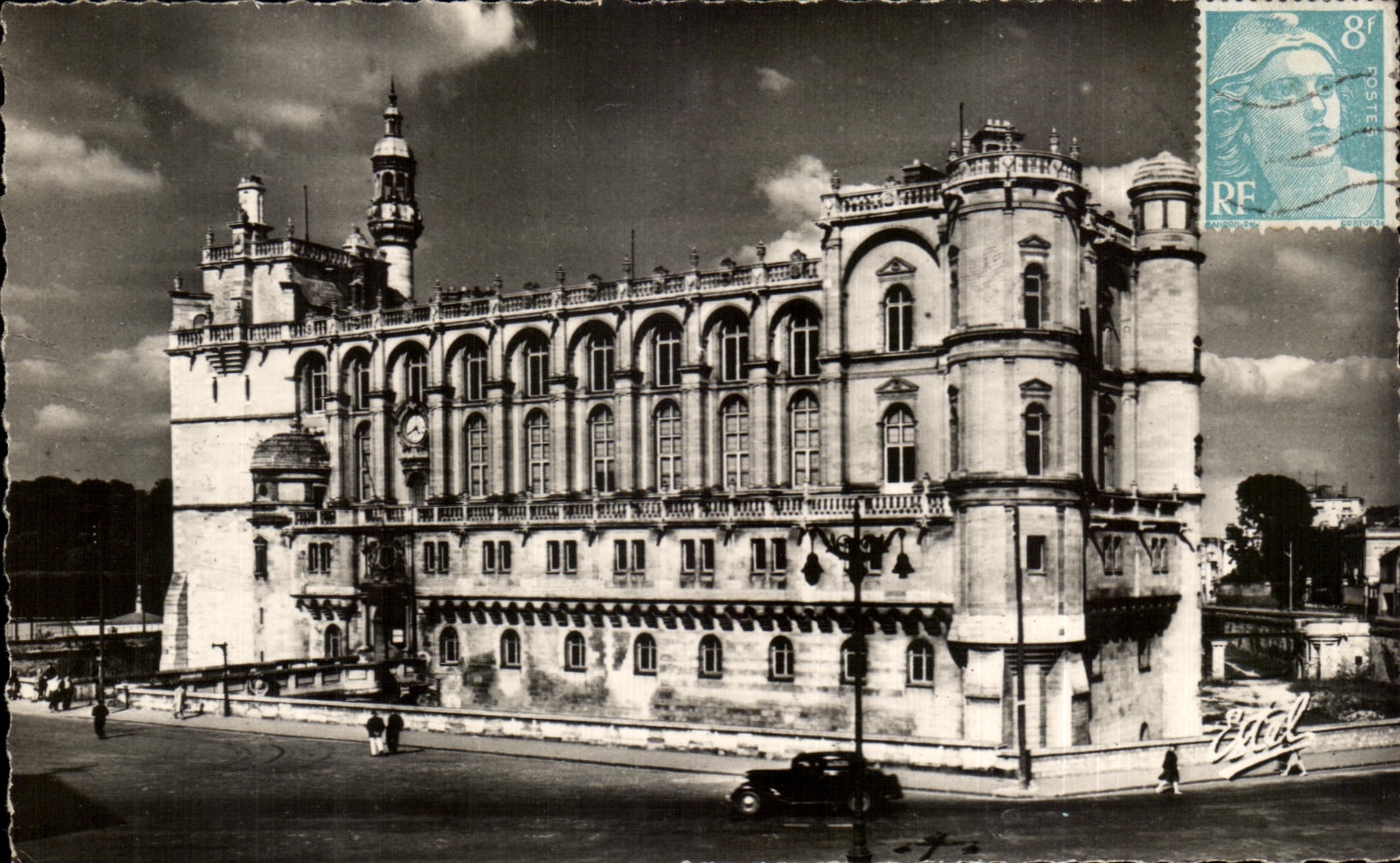 CPSM Le Chateau de St Germain Vue d'ensemble sur la Place du Chateau Generale view on the Place of the Chateau