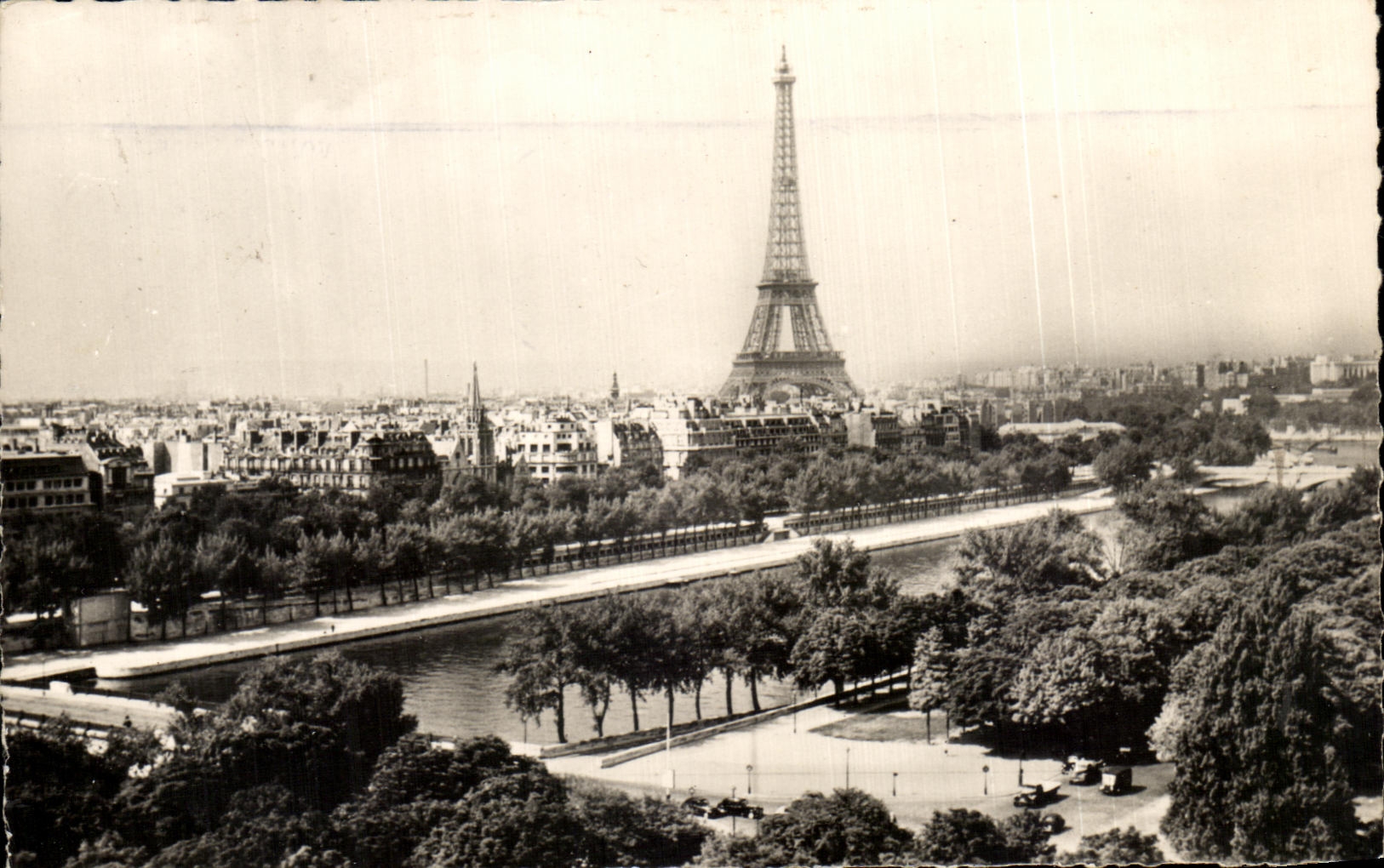 CPA Paris Vue sur la Tour Eiffel