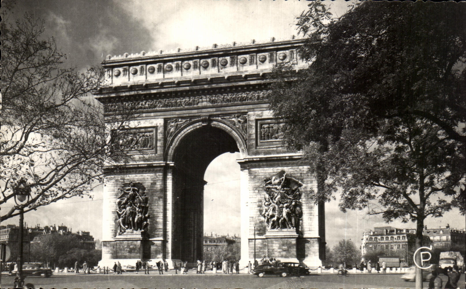 CPA Paris La place et l'arc de Triomphe de l'Etoile