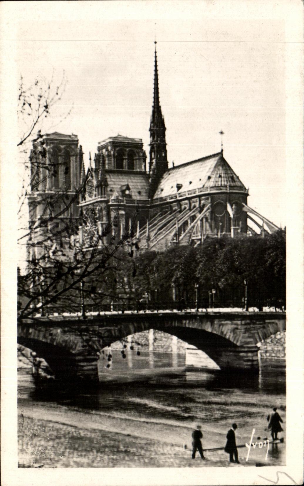 CPA Paris And Strolling Apse of Notre Dame