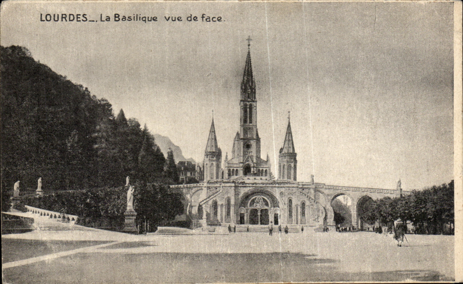 CPA Lourdes La Basilique vue de face