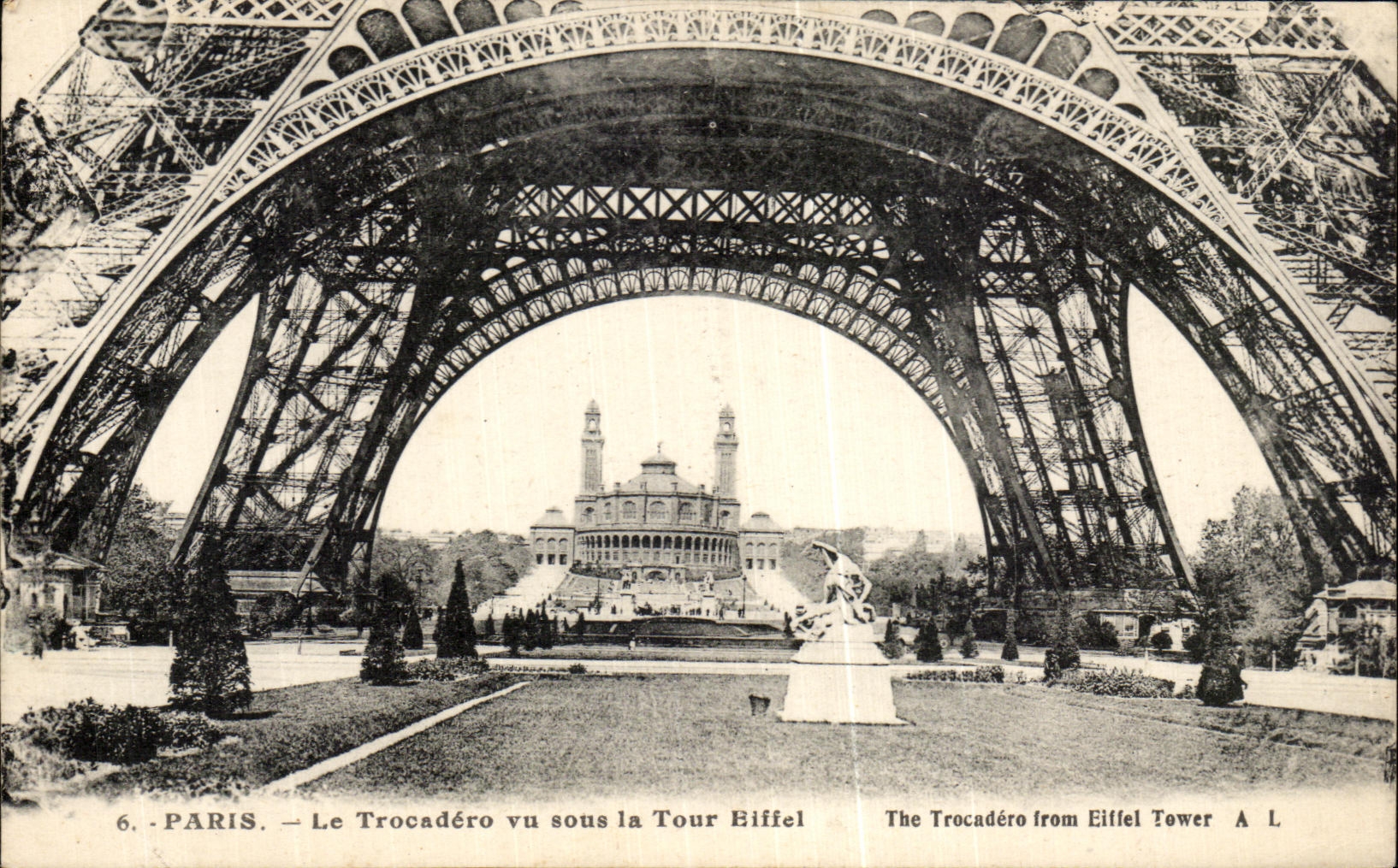 CPA Paris Le Trocadero vu sous la Tour Eiffel