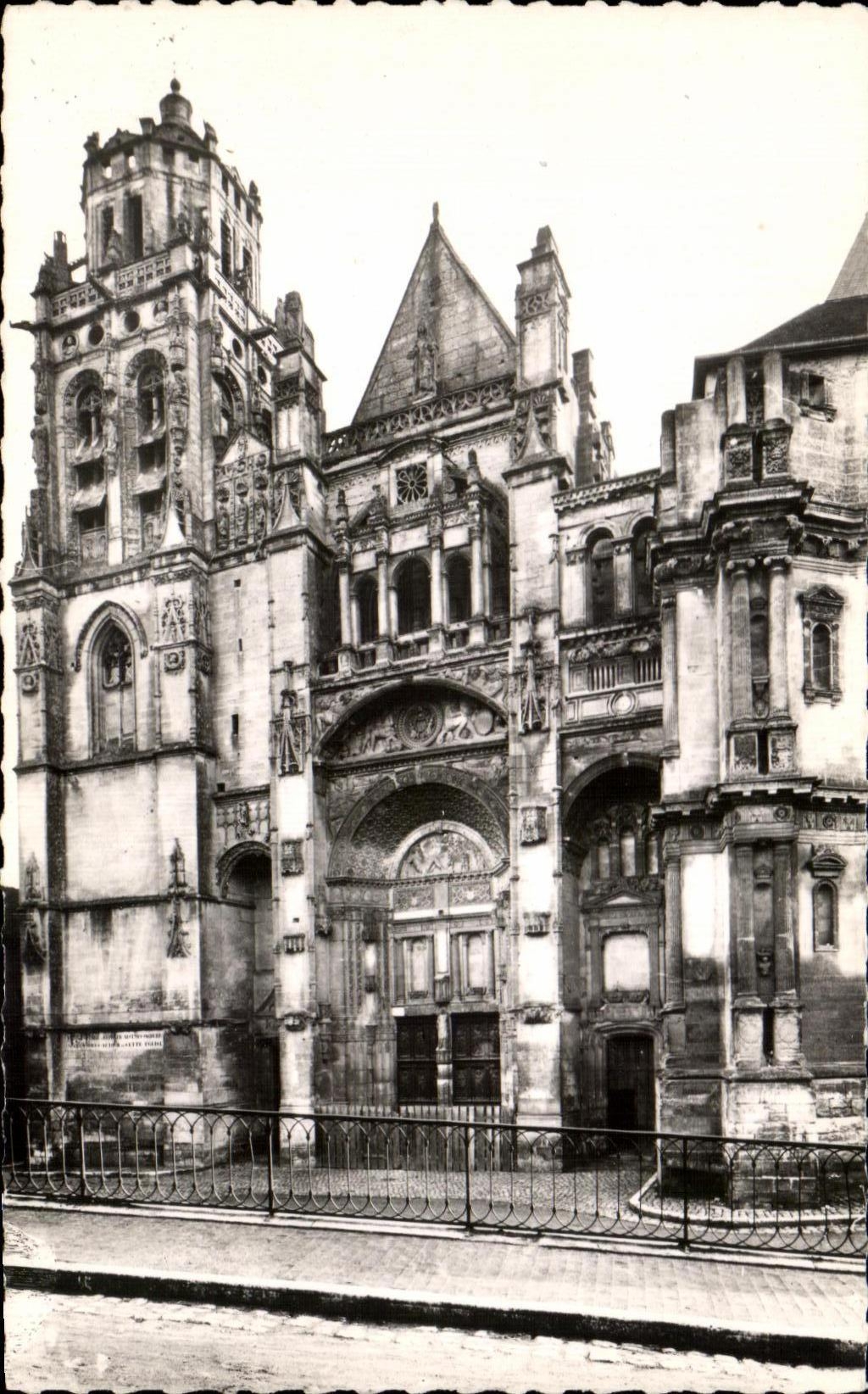 CPA Gisors La Cathedrale Le Portail Principal