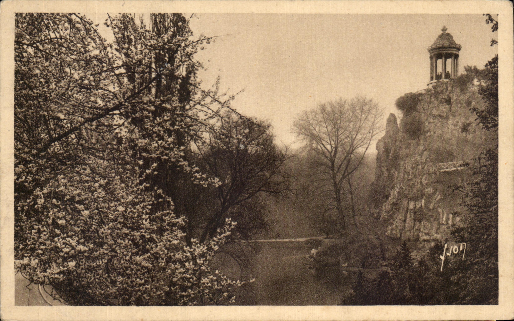 CPA Paris while strolling the Park of the Chaumont Hillocks
