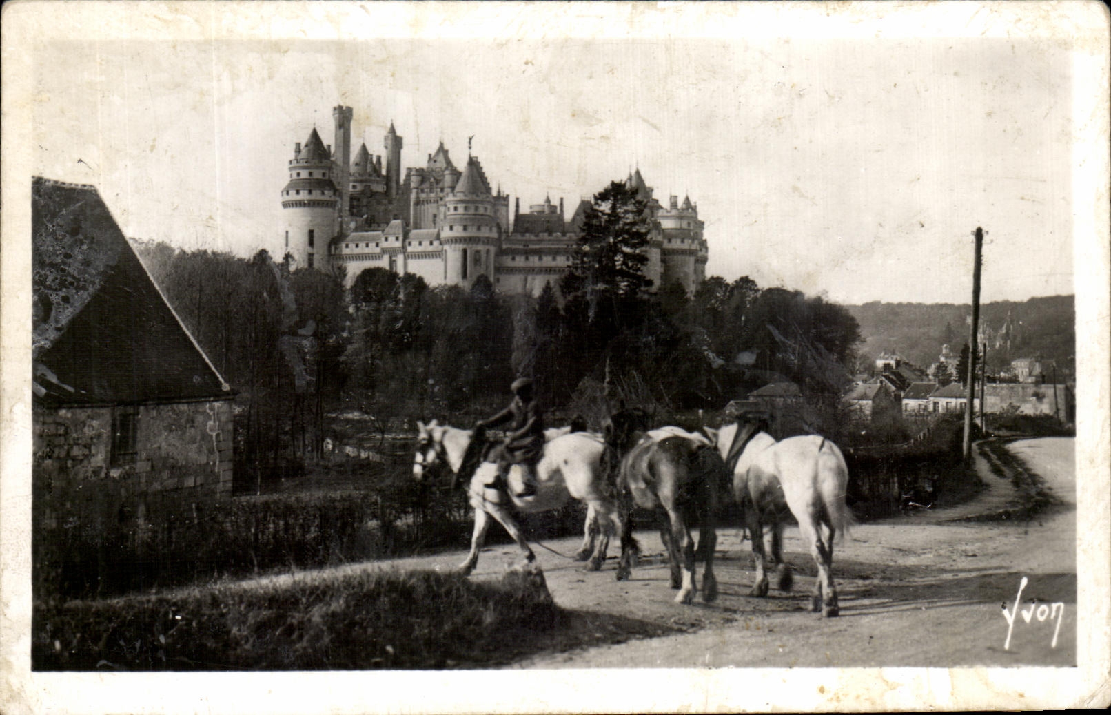 CPA Pierrefonds Vue generale du Chateau Chevaux 