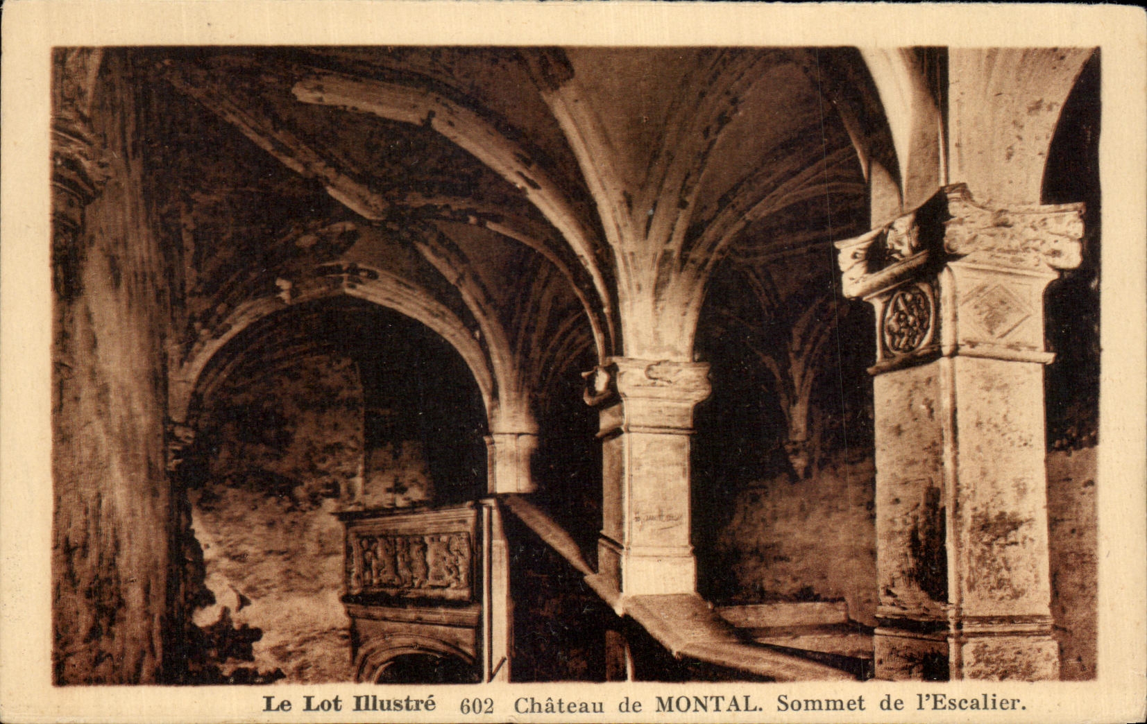CPA Le Lot Illustre Chateau de Montal Sommet de l'Escalier