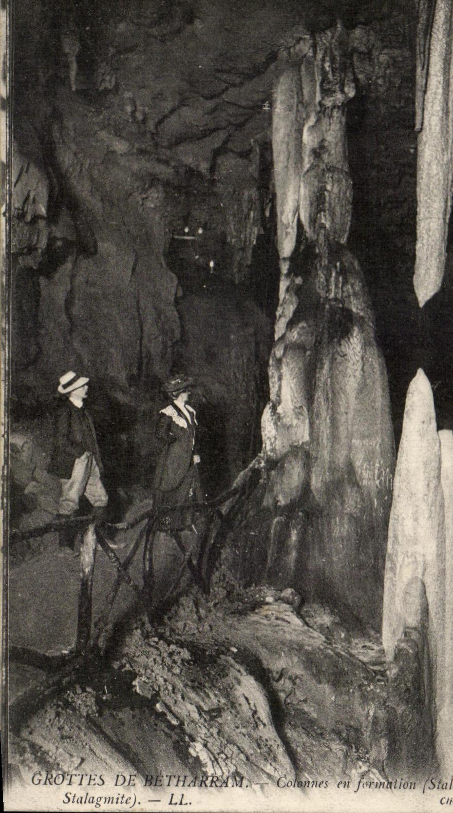 CPA Grottes De Betharram Columns in formation Stalagmite and stalactite