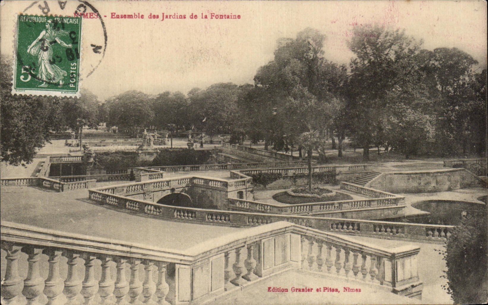 CPA Nimes Together of the gardens of the Fountain
