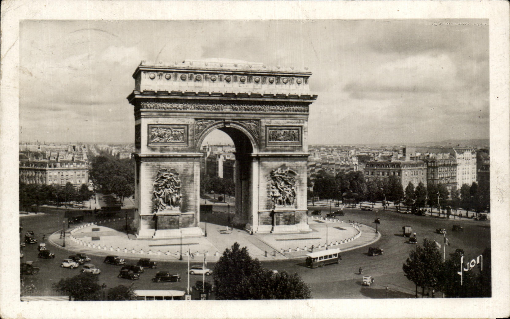 CPA Paris En Flanant L'Arc de Triomphe