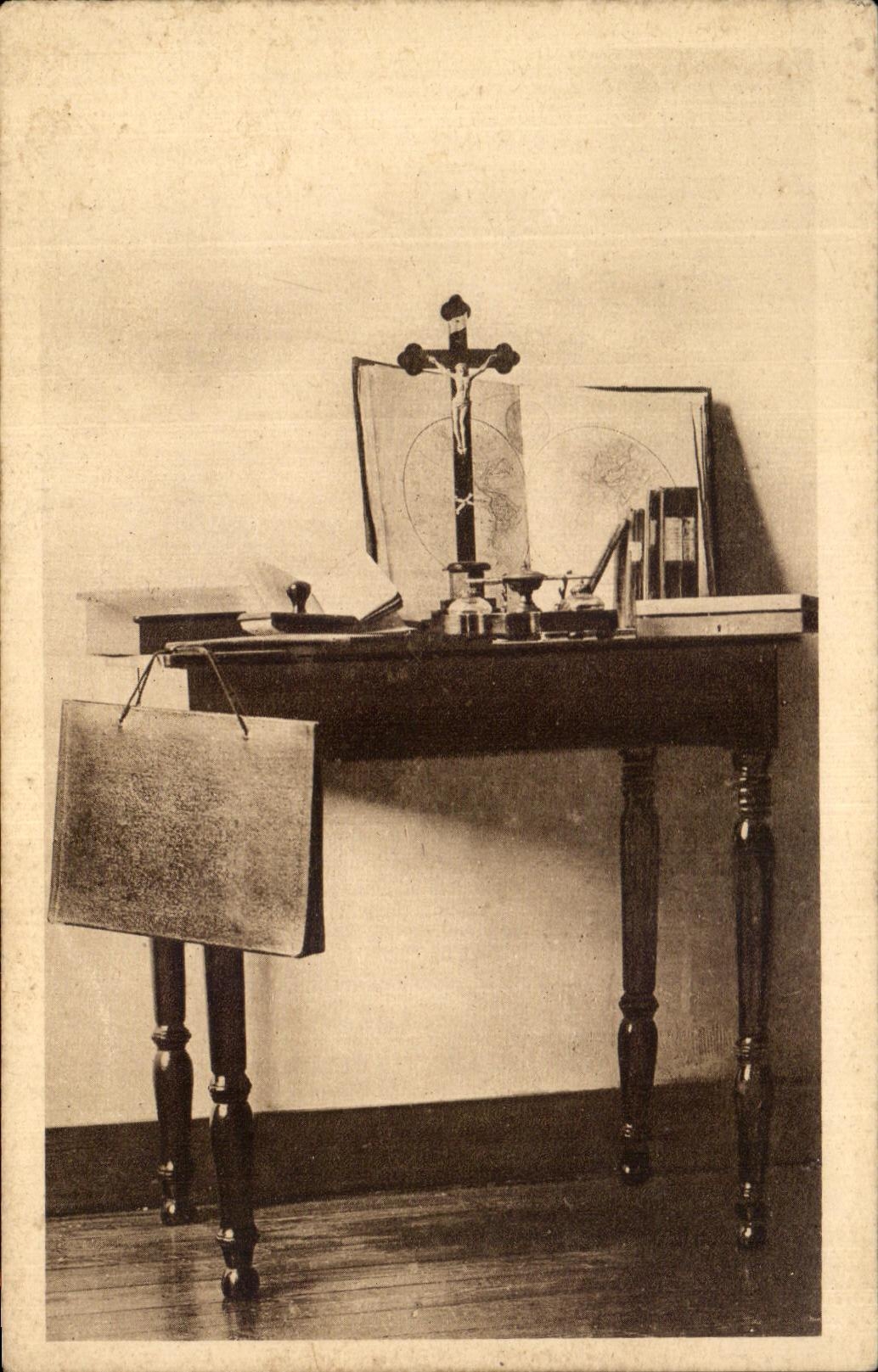 CPA Table De Travail De Sainte Therese Lisieux Child