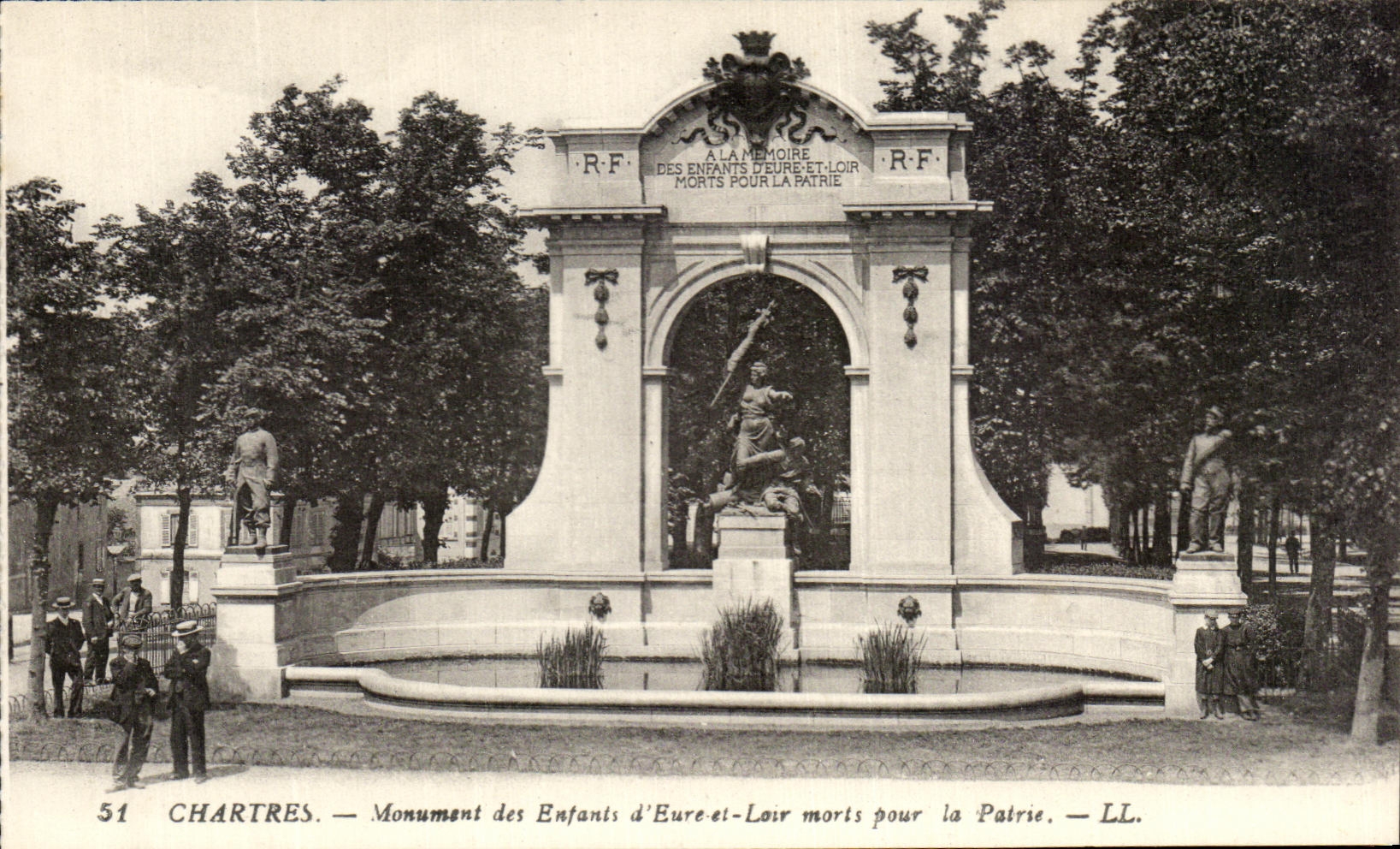 CPA Chastres Monument of the children Of the Eure And Loir Died For the fatherland
