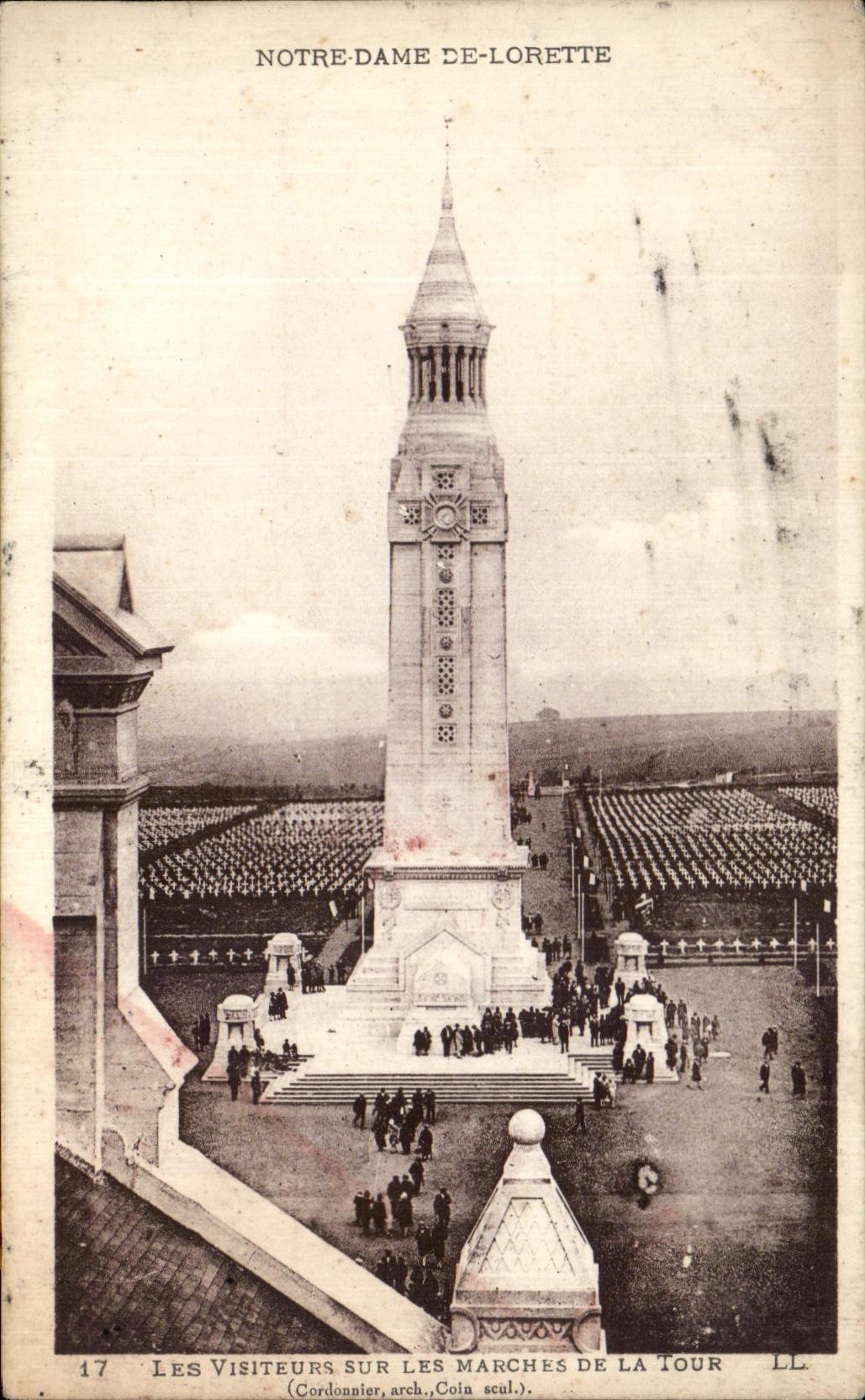 CPA ND de Lorette Notre Dame Les visiteurs sur les marches de la tour Militaria