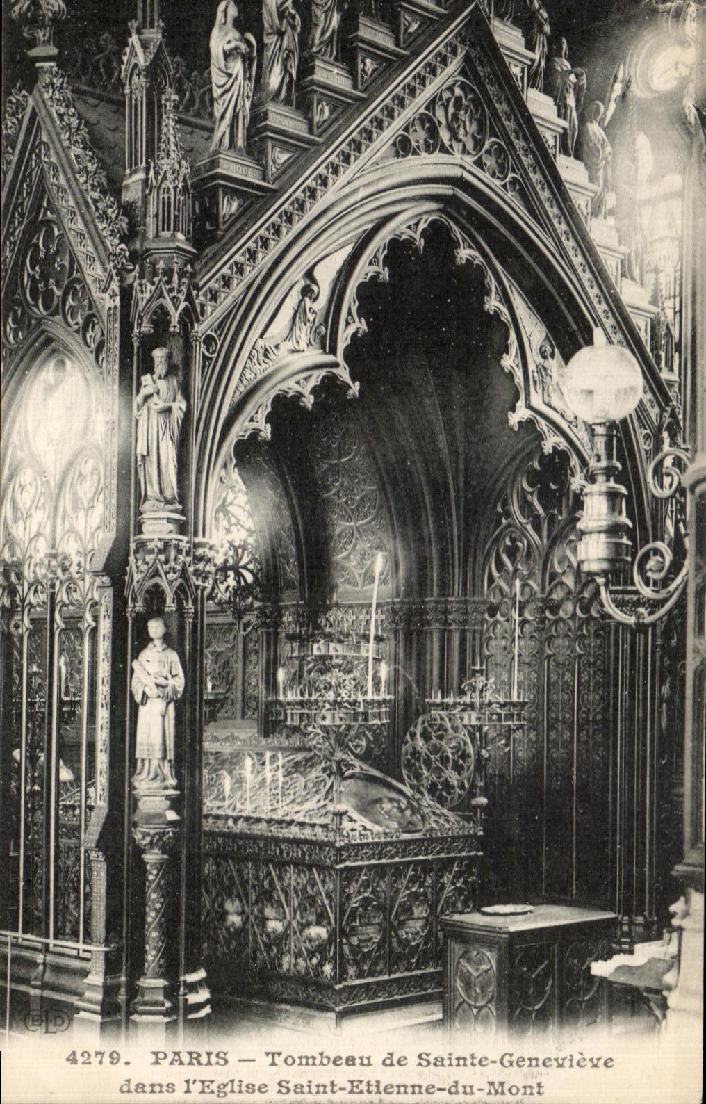 CPA Paris Tomb of Sainte Genevieve dens the Church Saint Etienne of the Mount