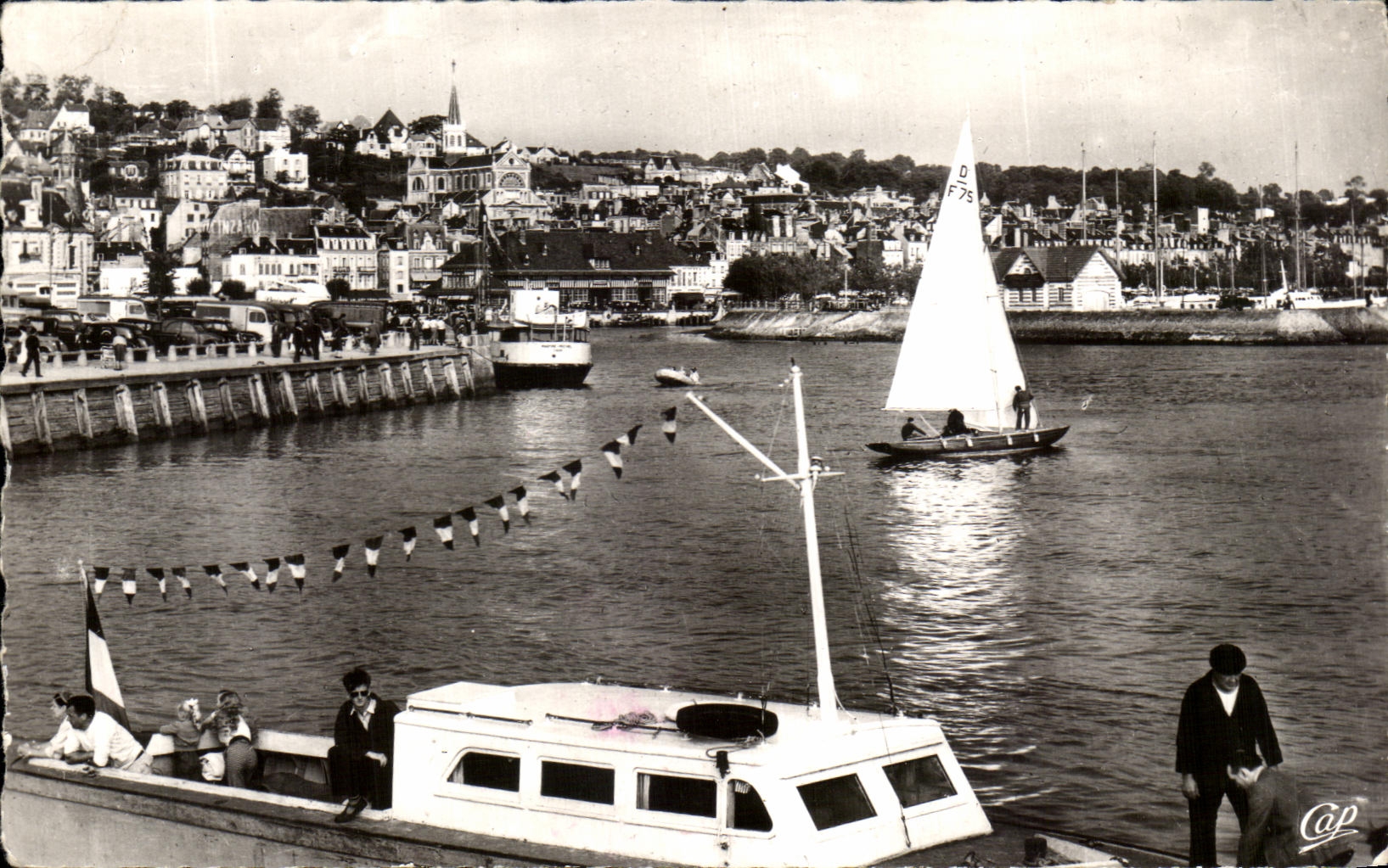 CPA Deauville Trouville L'entre du Port Bateaux