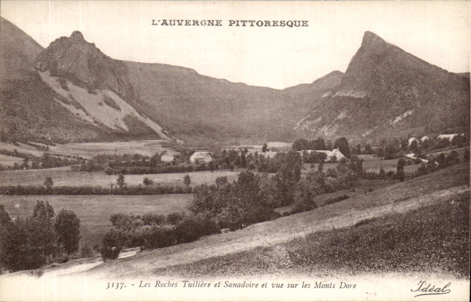 CPA Picturesque Auvergne the Rocks Tuiliere and Sanadoire and sight on the Mounts Gilds