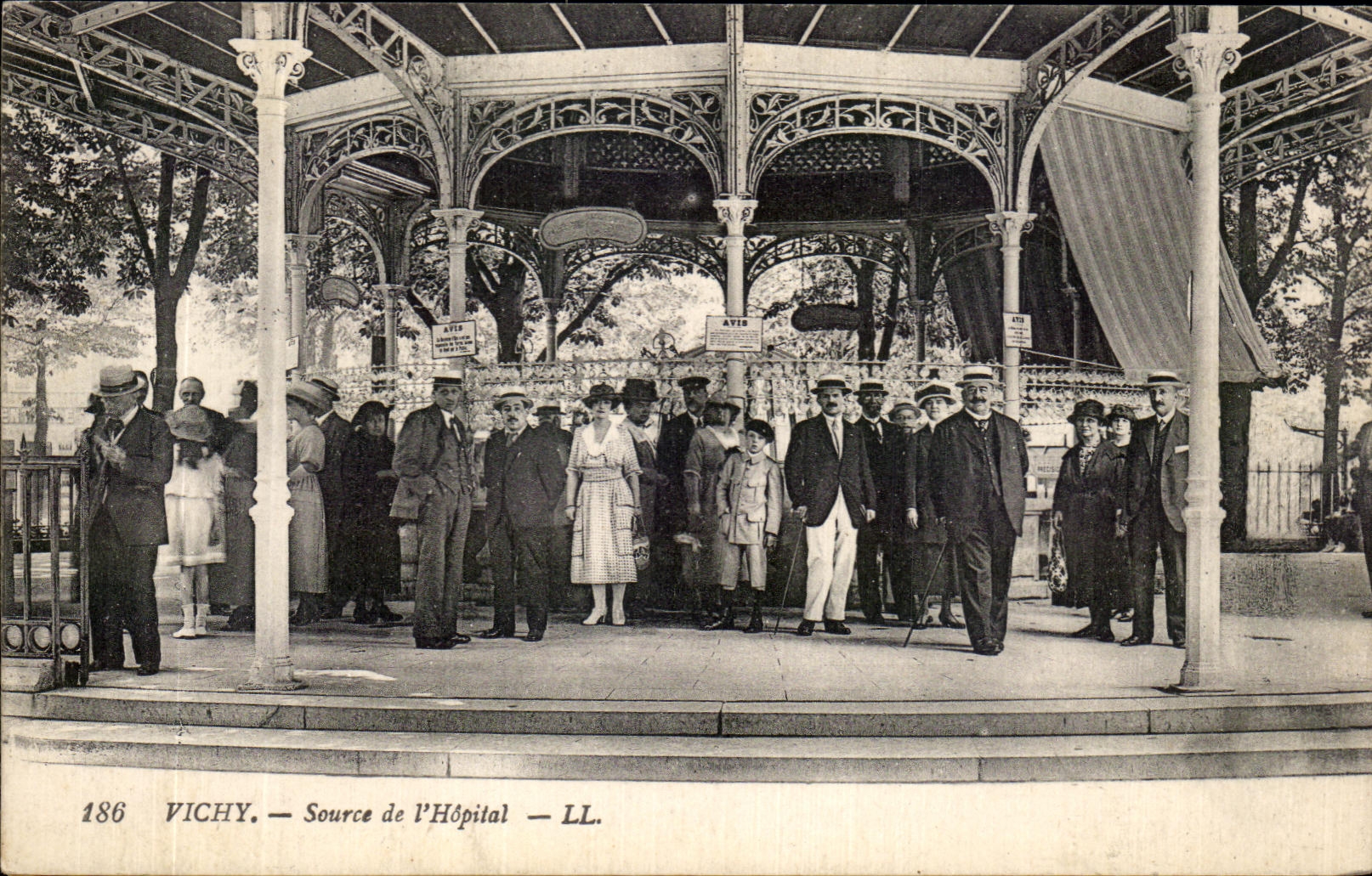 CPA Vichy Source de I'Hopital