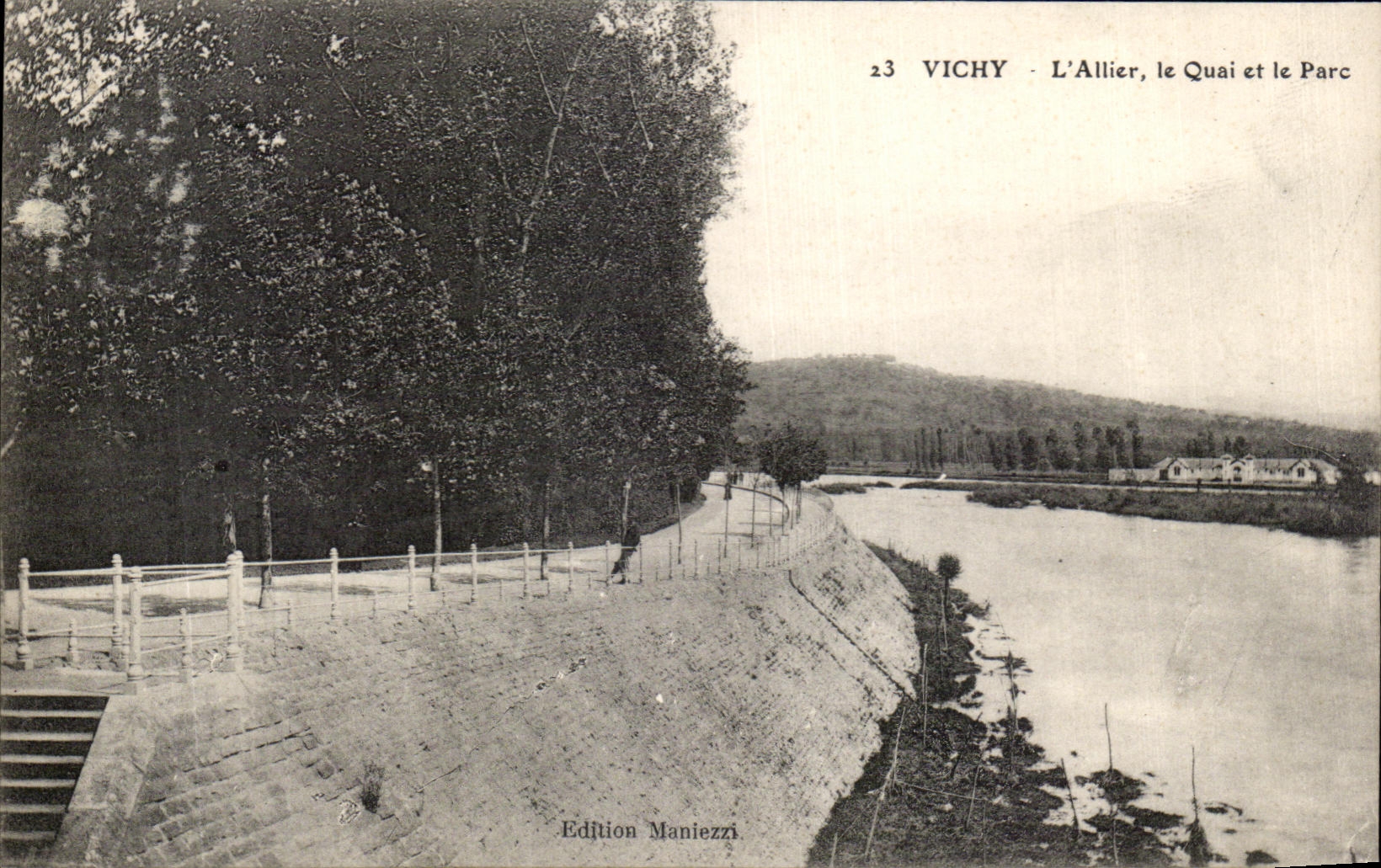 CPA Vichy L'Allier le Quai et le Parc