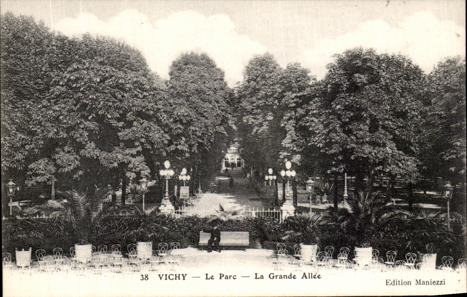 CPA Vichy Le Parc La Grande Allee