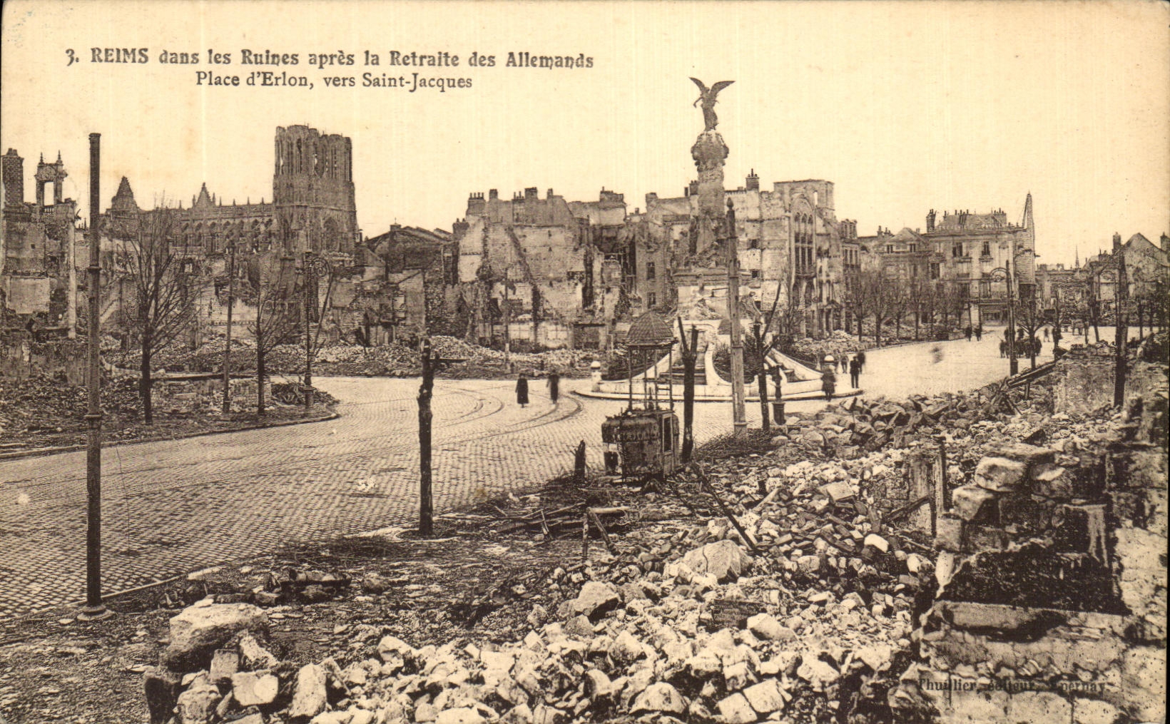 CPA Rheims In Rulnes after the Retirement of the Germans Places of Erlon Towards Saint Jacques Militaria