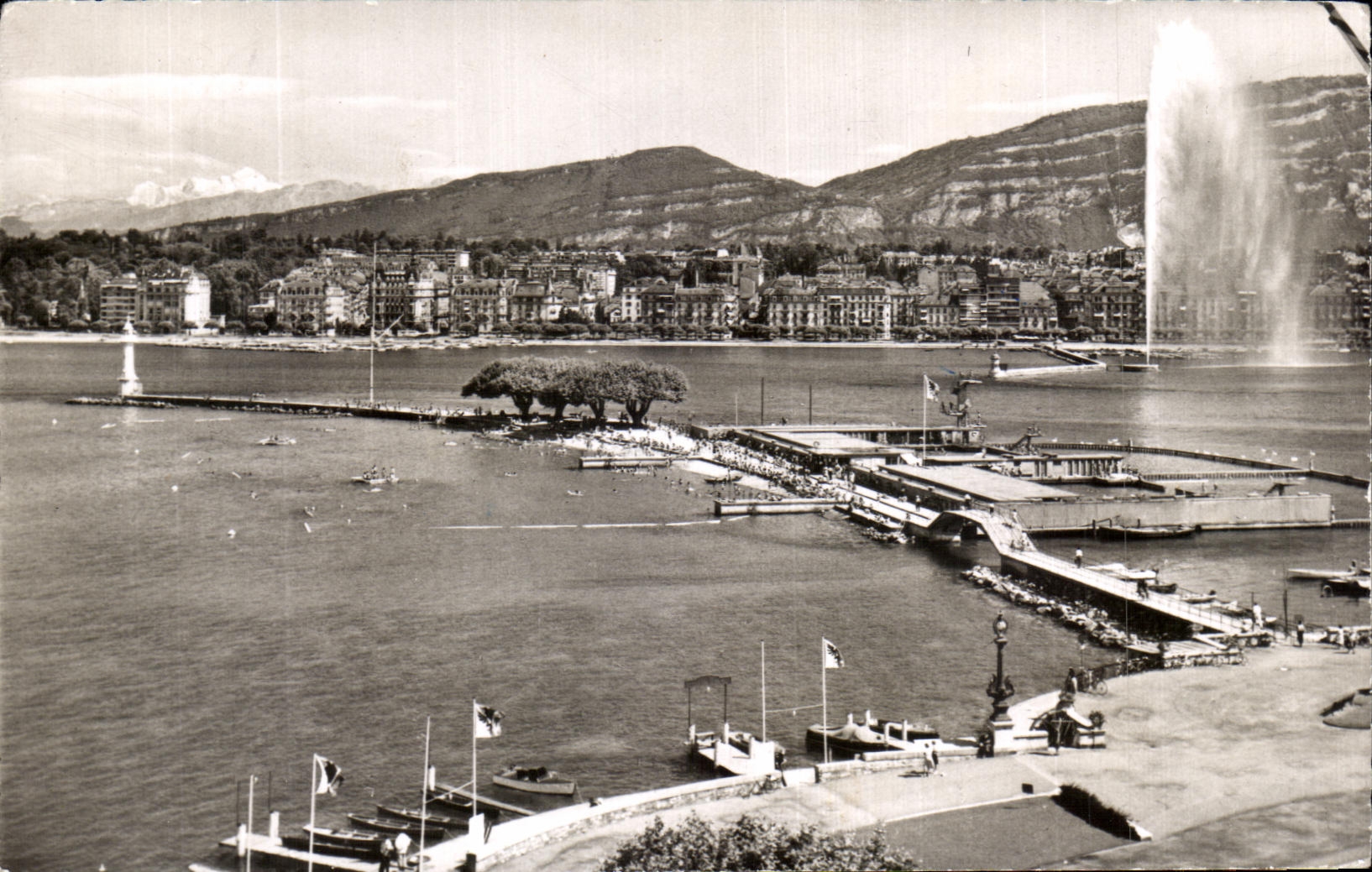 CPA Geneva the Pier of the Pastures the water jet and Mont Blanc