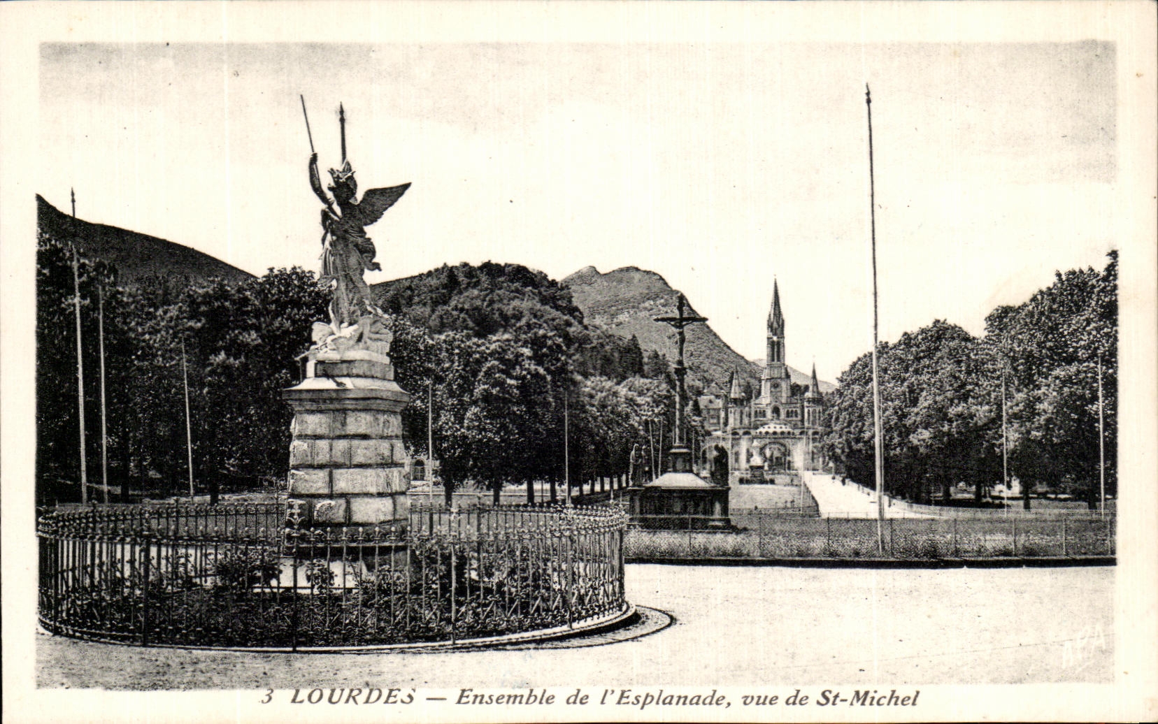 CPA Lourdes Together of I' Esplanade seen of St Michel