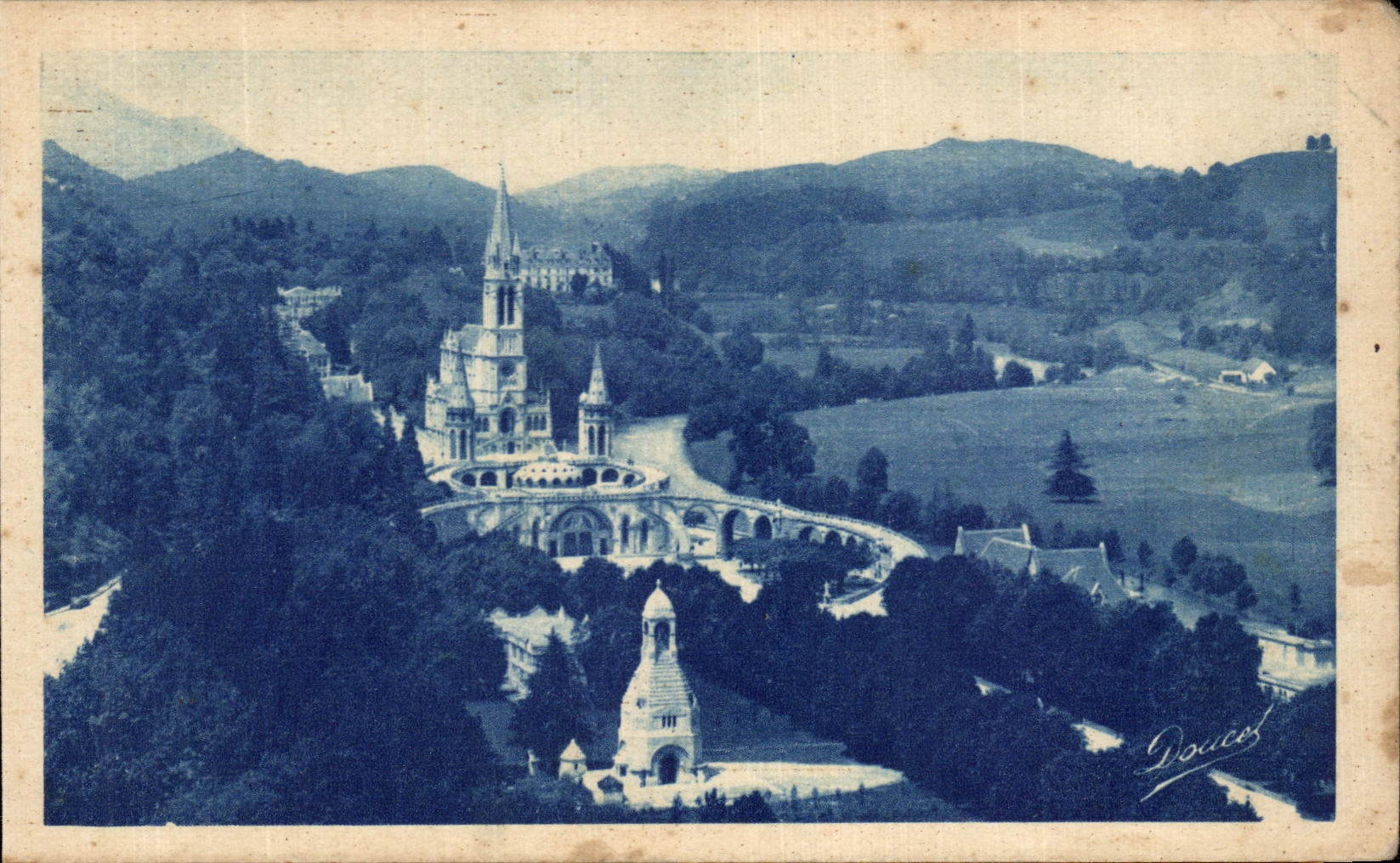 CPA Lourdes the Basilica and the Interallied Monument seen of the strong Castle