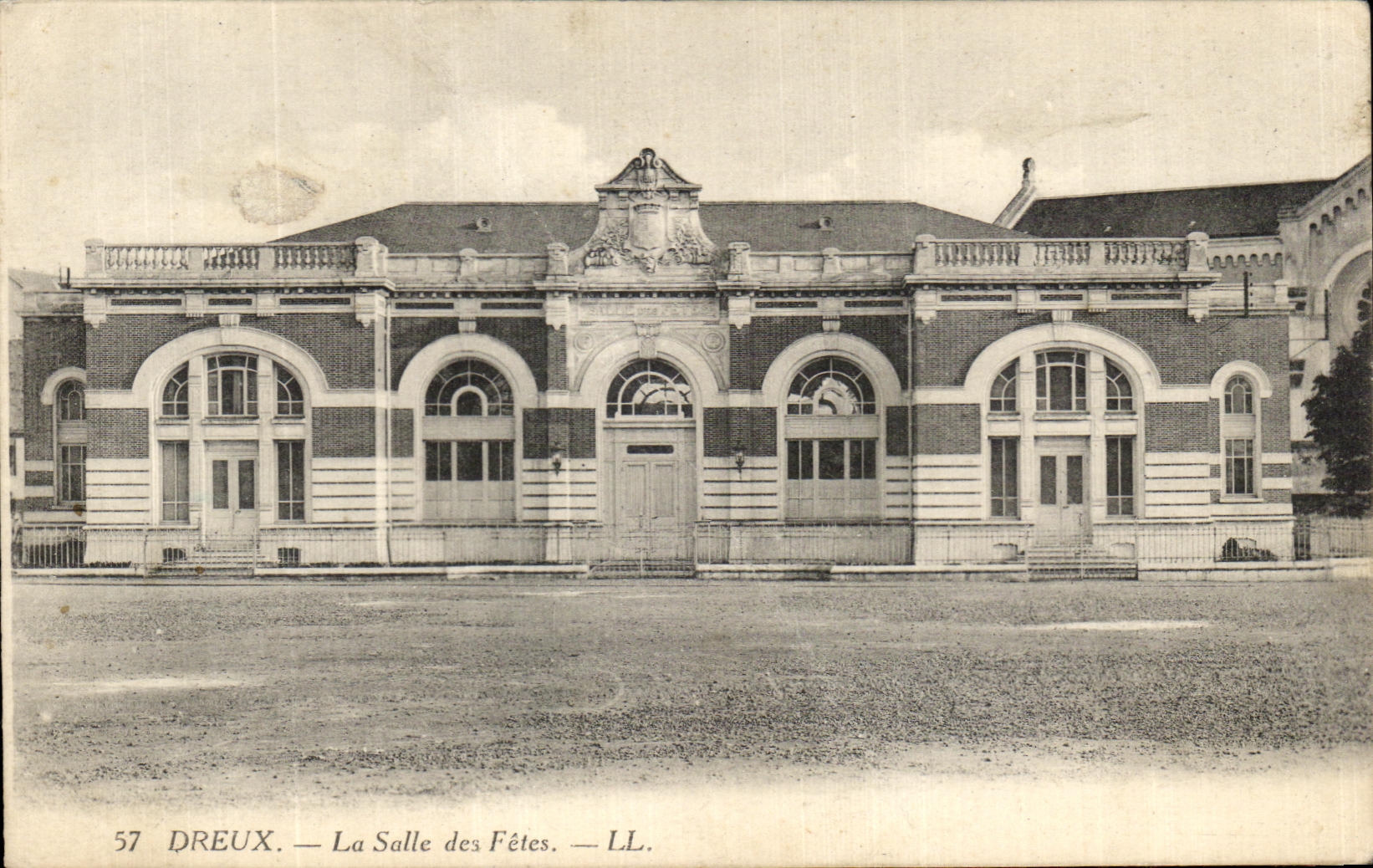 CPA Dreux La Salle des Fetes