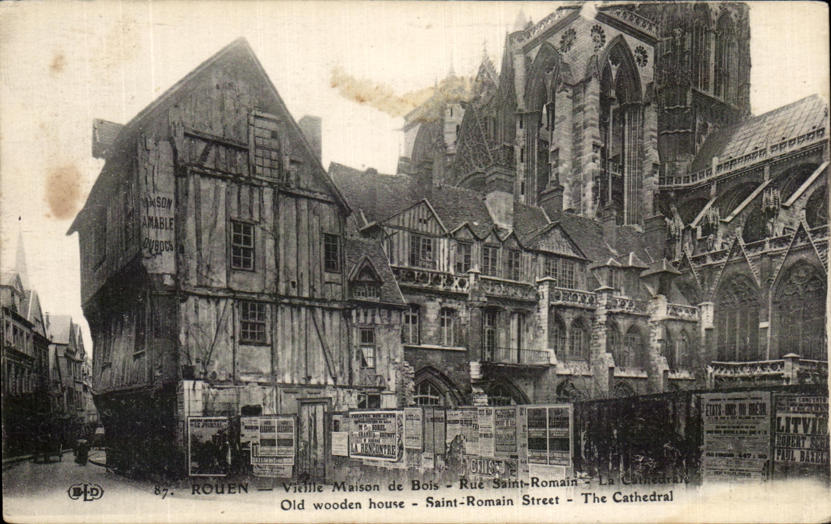 CPA Rouen Old woman House of Wood Street Saint Romain the Cathedral Old wooden cover Saint Roman street