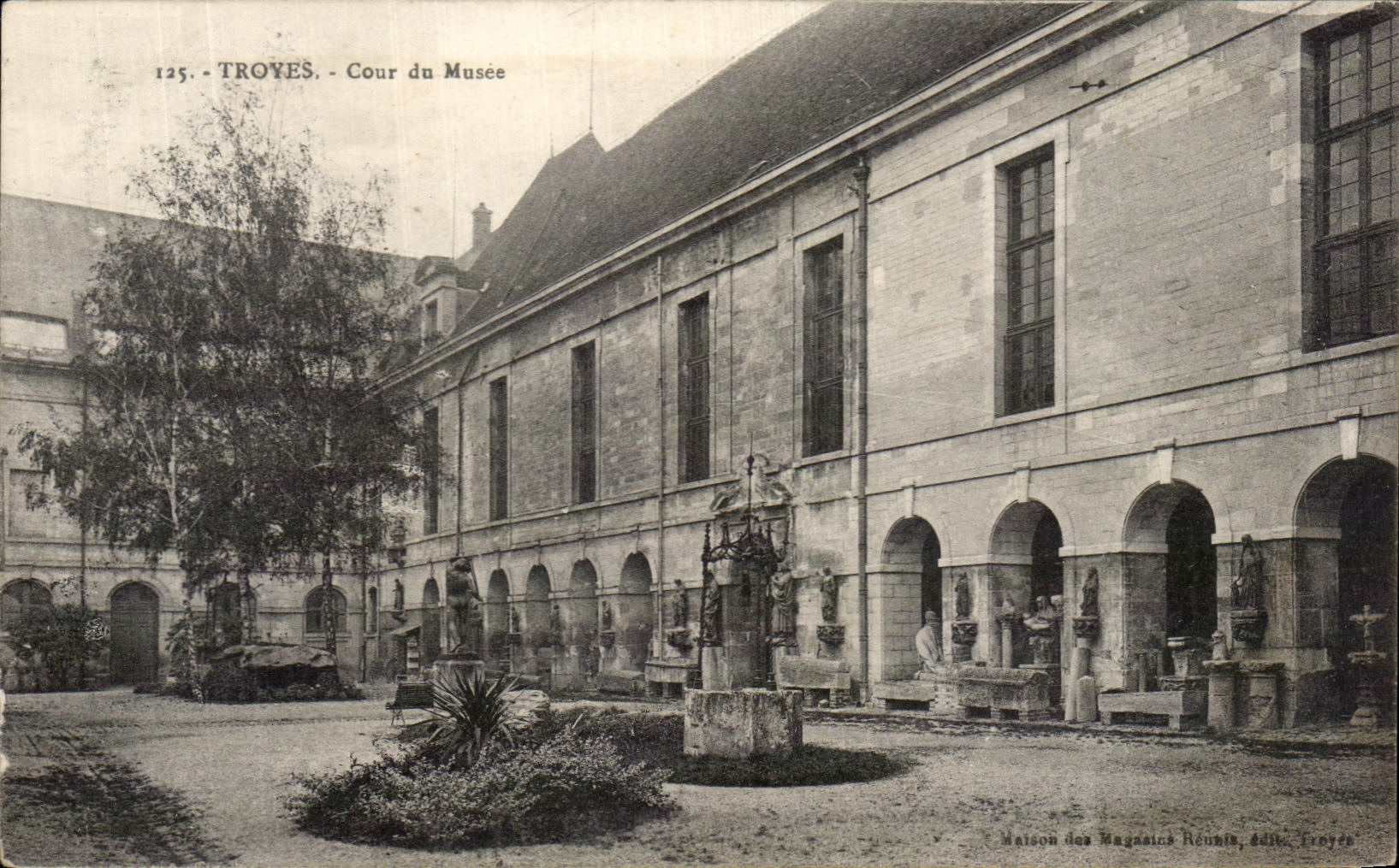 CPA Troyes Court of the Museum