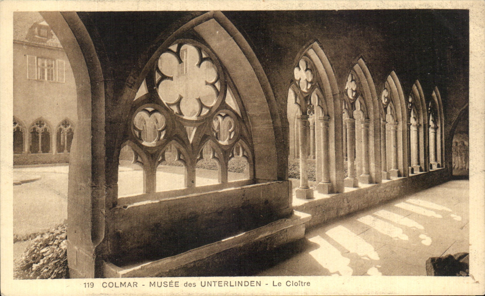 CPA Colmar Musee des Unterlinder Le Cloitre