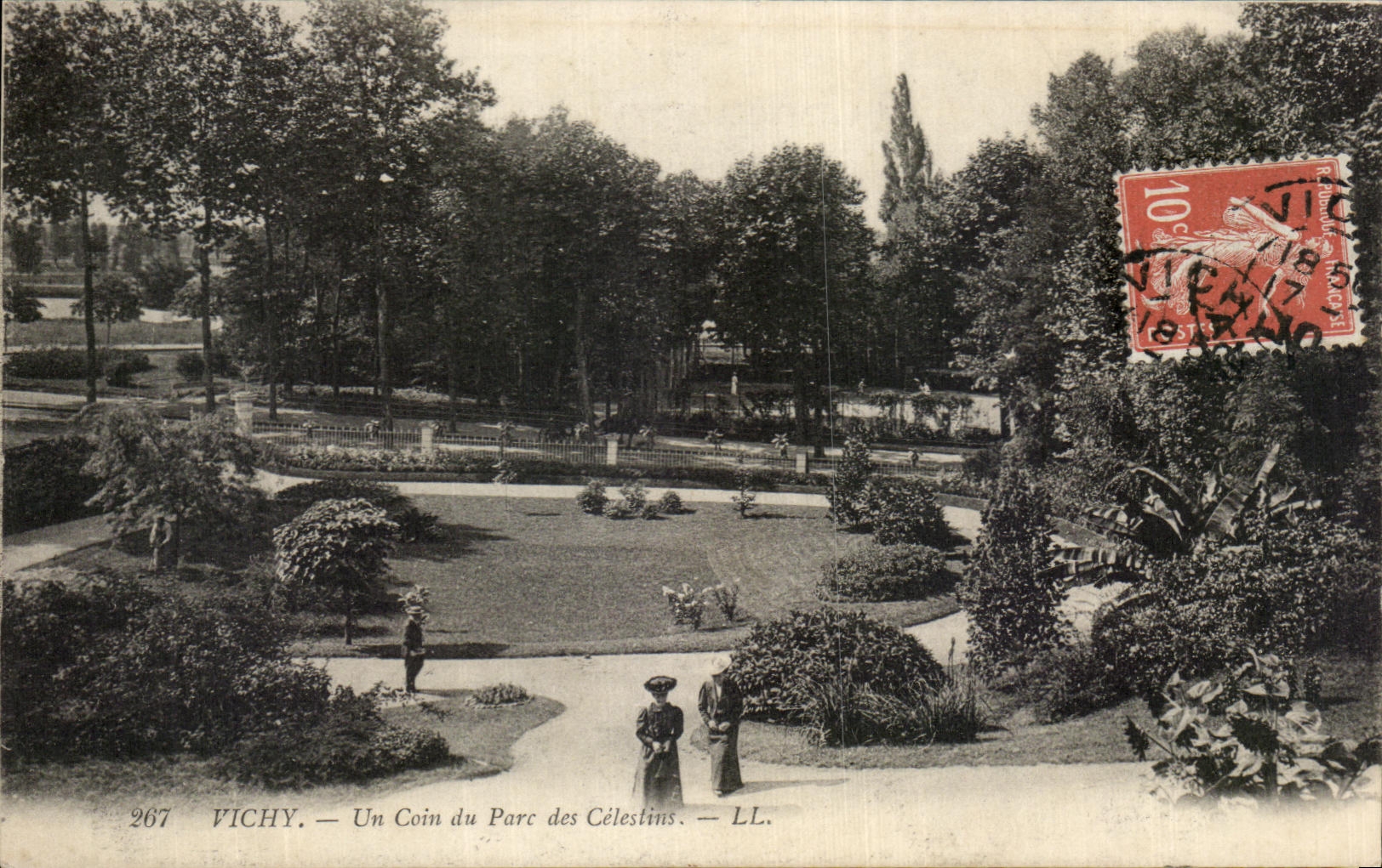 CPA Vichy Un Coin du Parc des Celestins