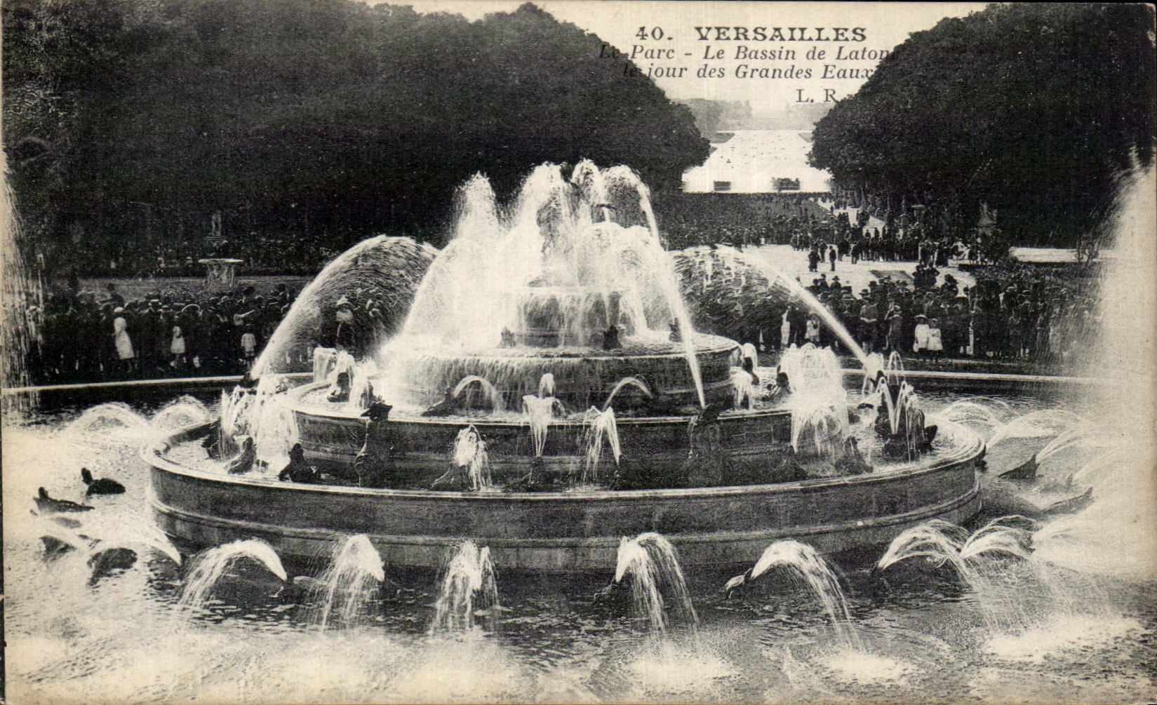 CPA Versailles Le Parc Le Bassin de Neptune Le jour des grandes eaux 