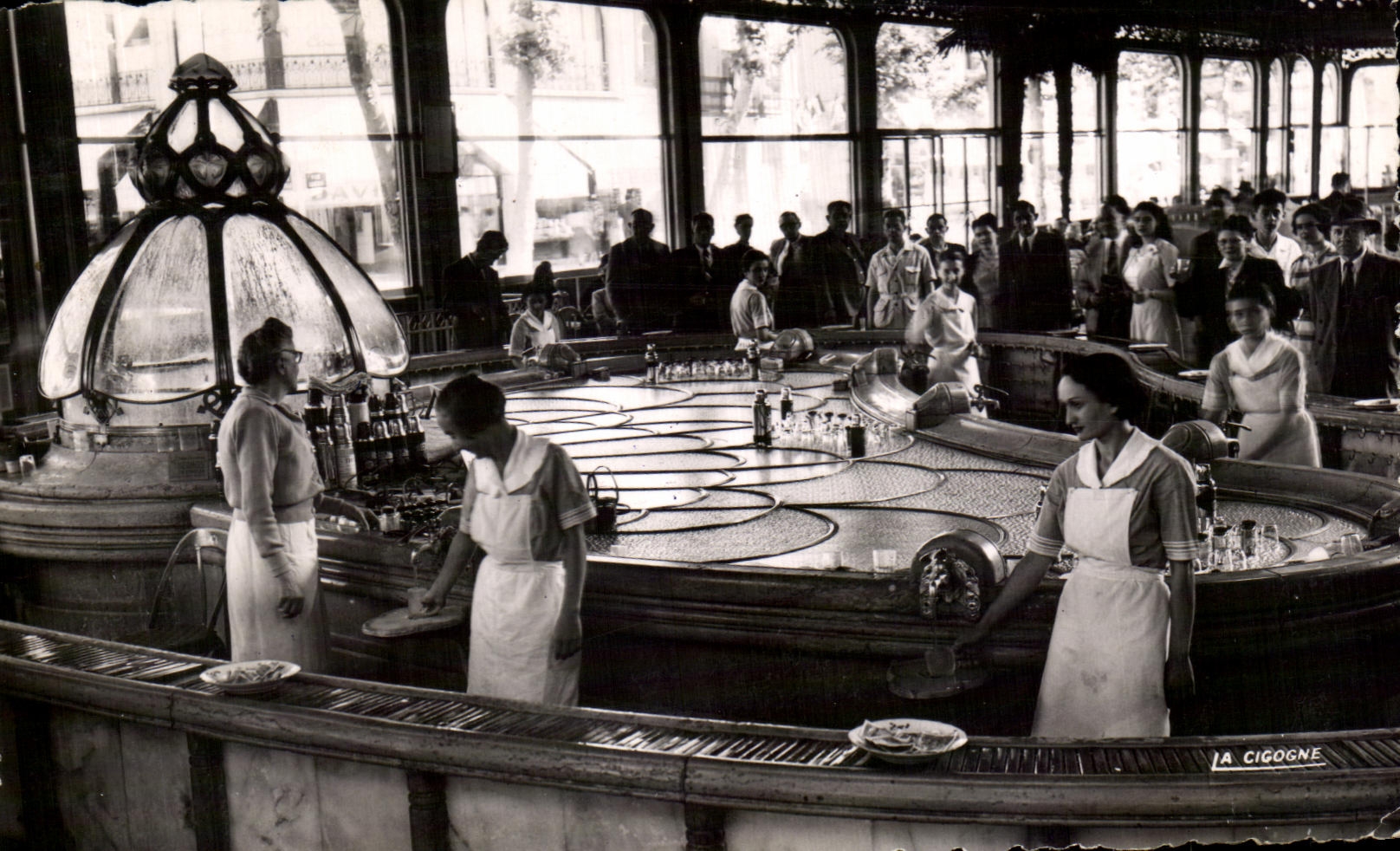 CPA Vichy Reine des Villes d'Eaux Source Chomel Temperature