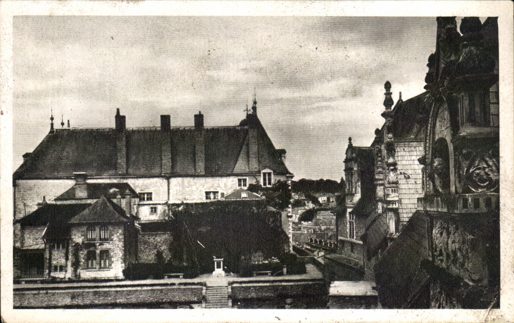 Corte interior de CPA Laval del castillo vinoso